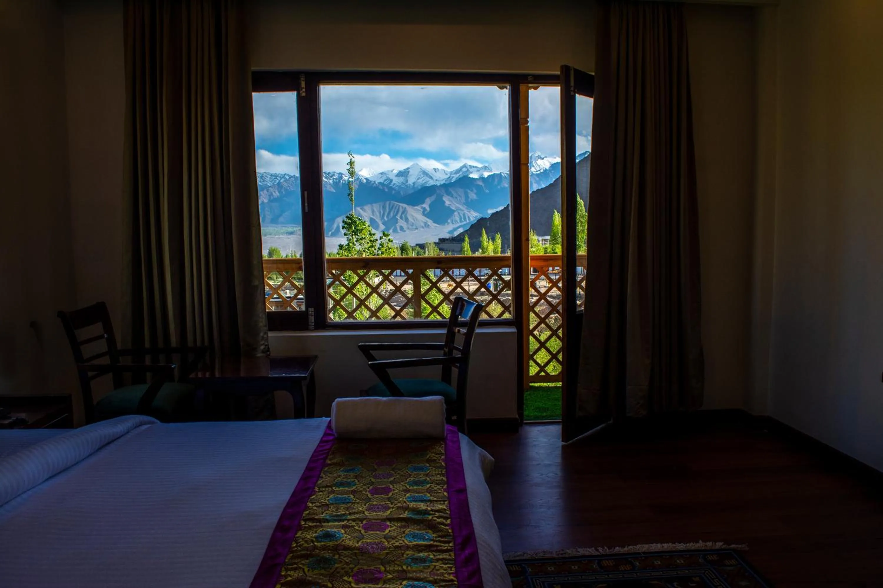 Balcony/Terrace, Bed in Hotel Deskitsal