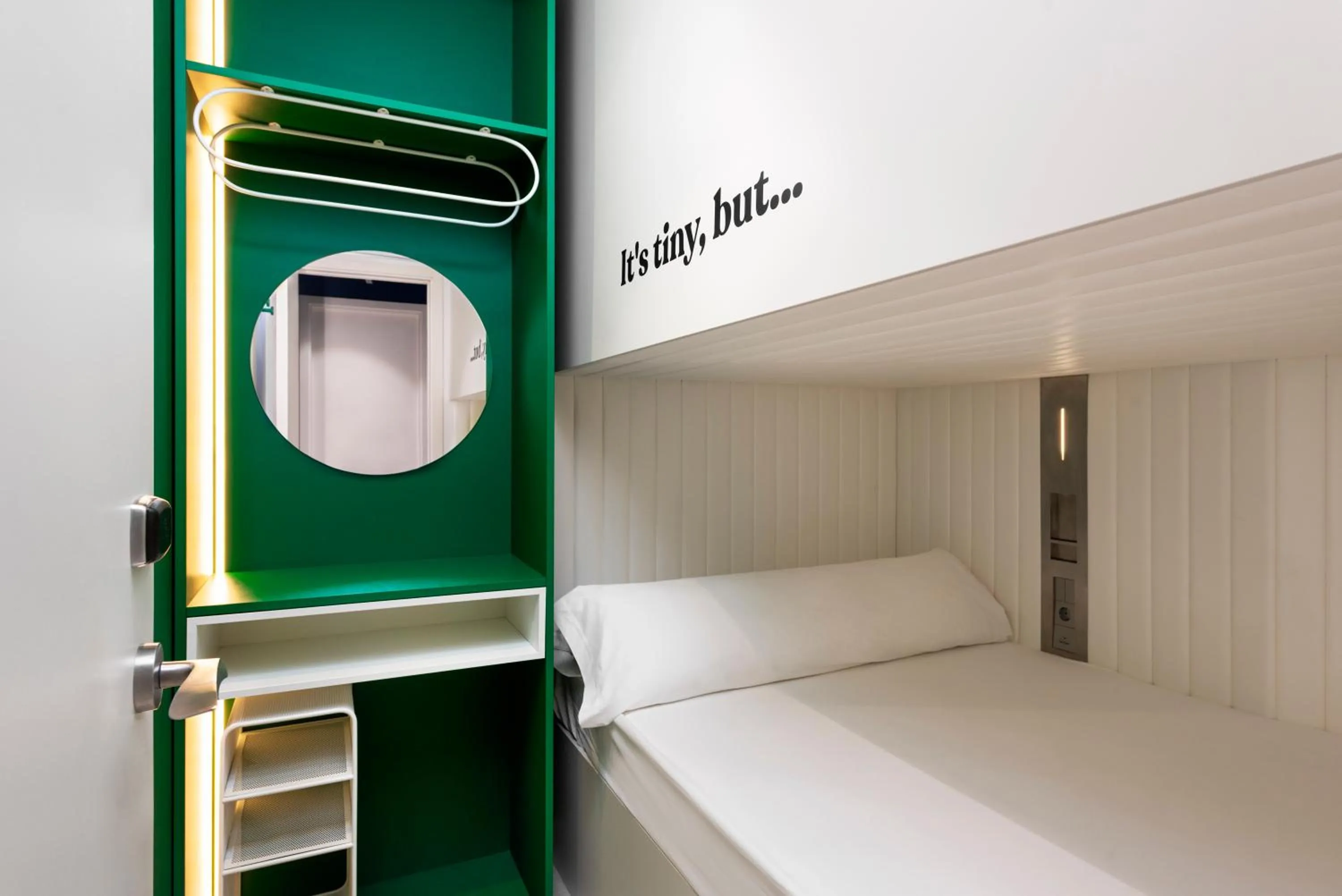 Photo of the whole room, Bed in Coeo Pod Hostel Beatas