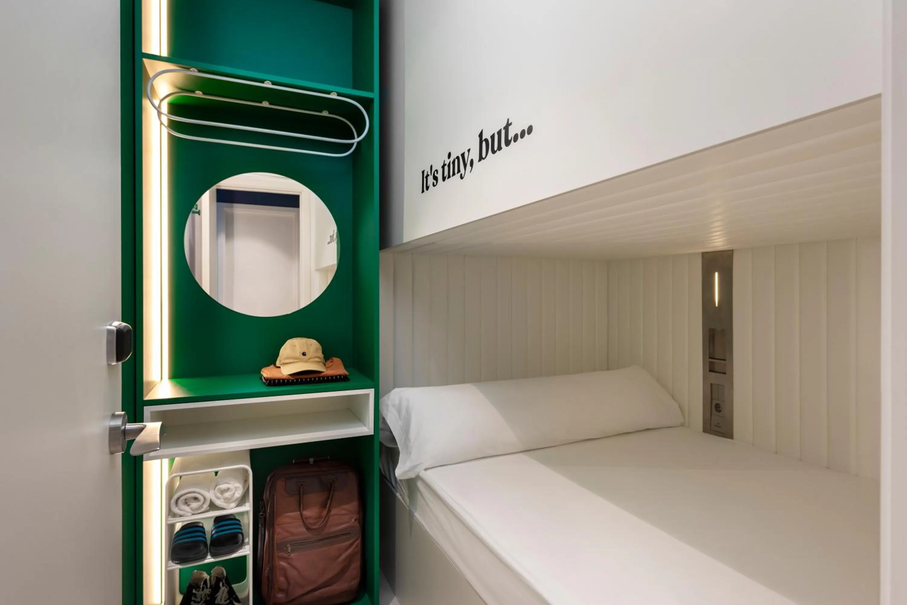 Photo of the whole room, Bed in Coeo Pod Hostel Beatas