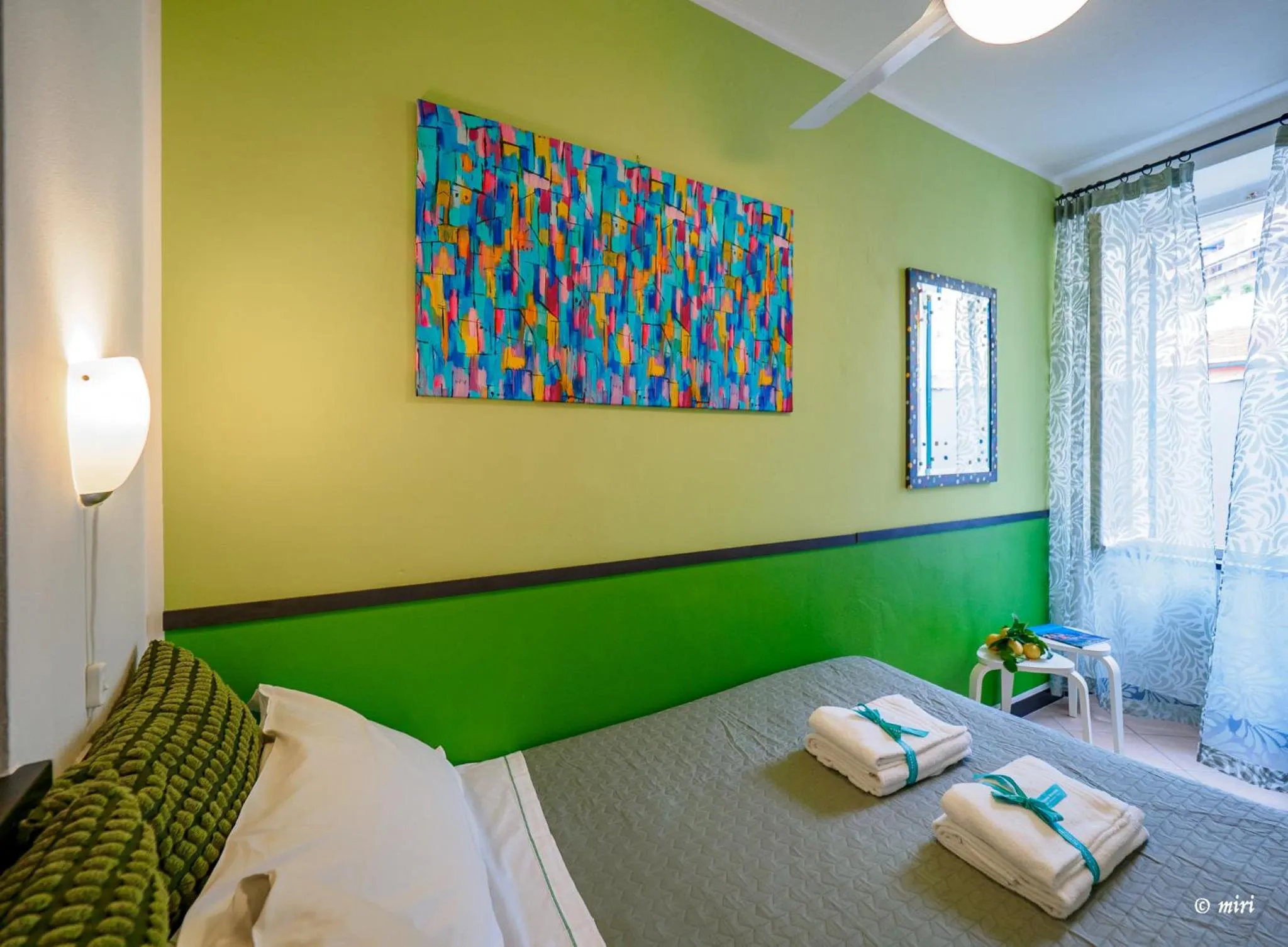 One-Bedroom Apartment in Carmelina Tiny Village Room