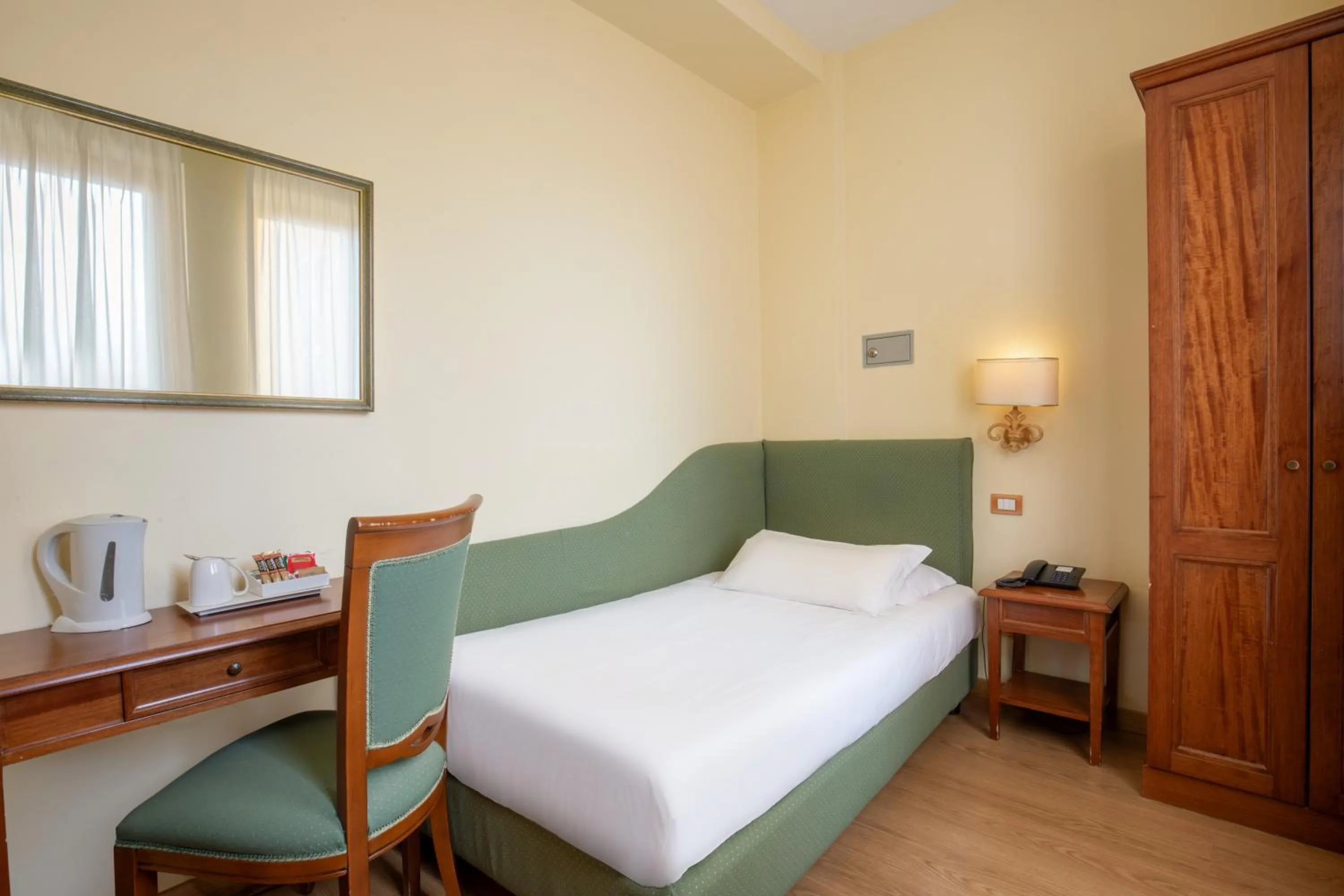 Bedroom, Bed in Hotel Colosseum