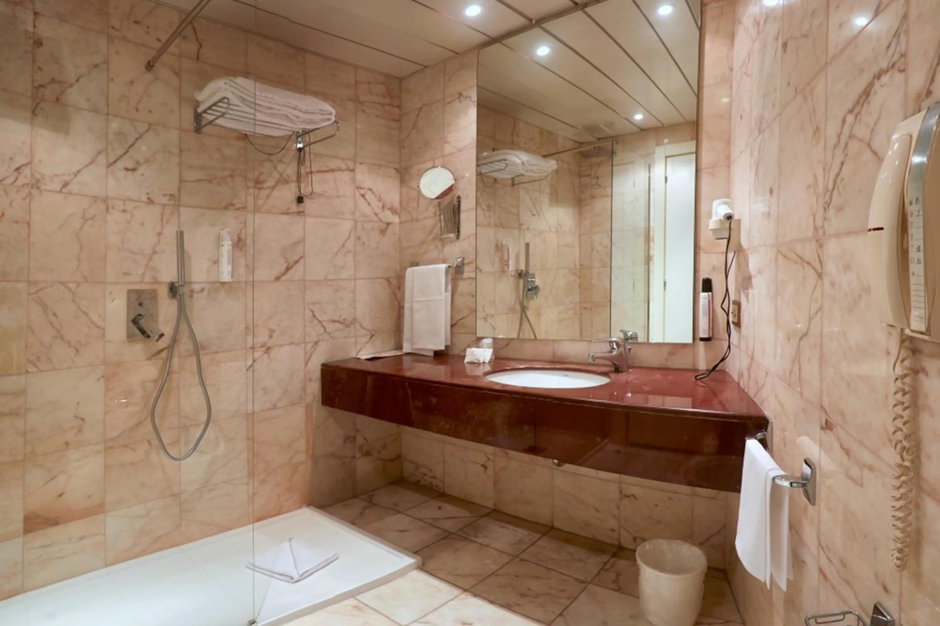 Bathroom in Mediterraneo Palace Hotel