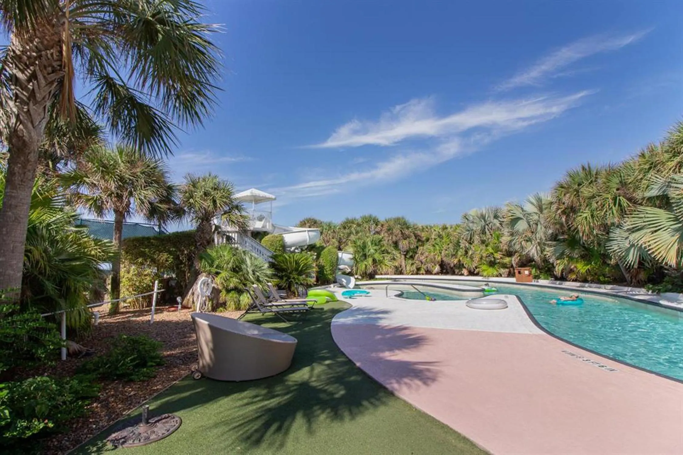 Swimming pool in Diamond Beach 701-Queen of Diamonds