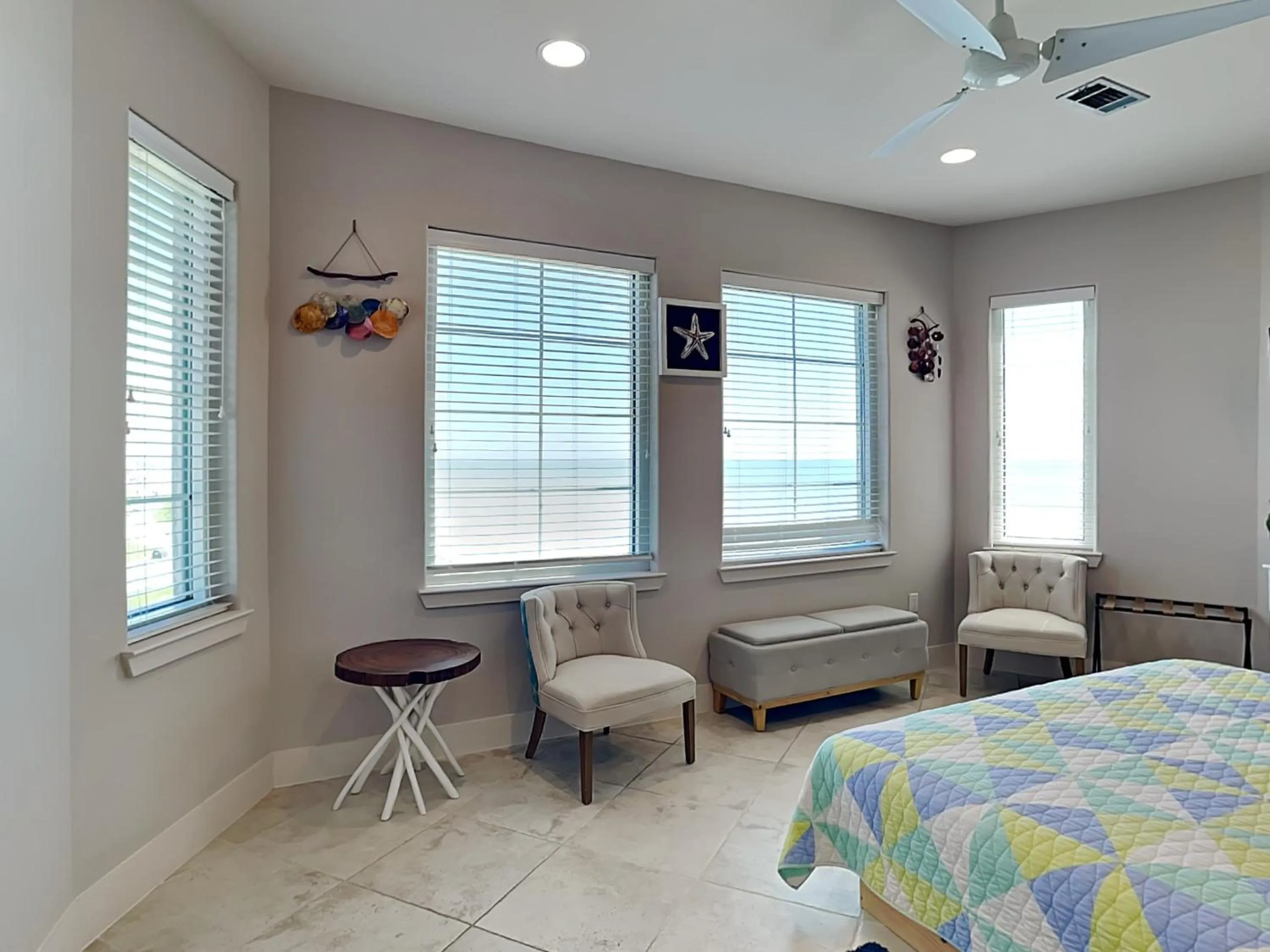 Property building, Bed in Diamond Beach 701-Queen of Diamonds