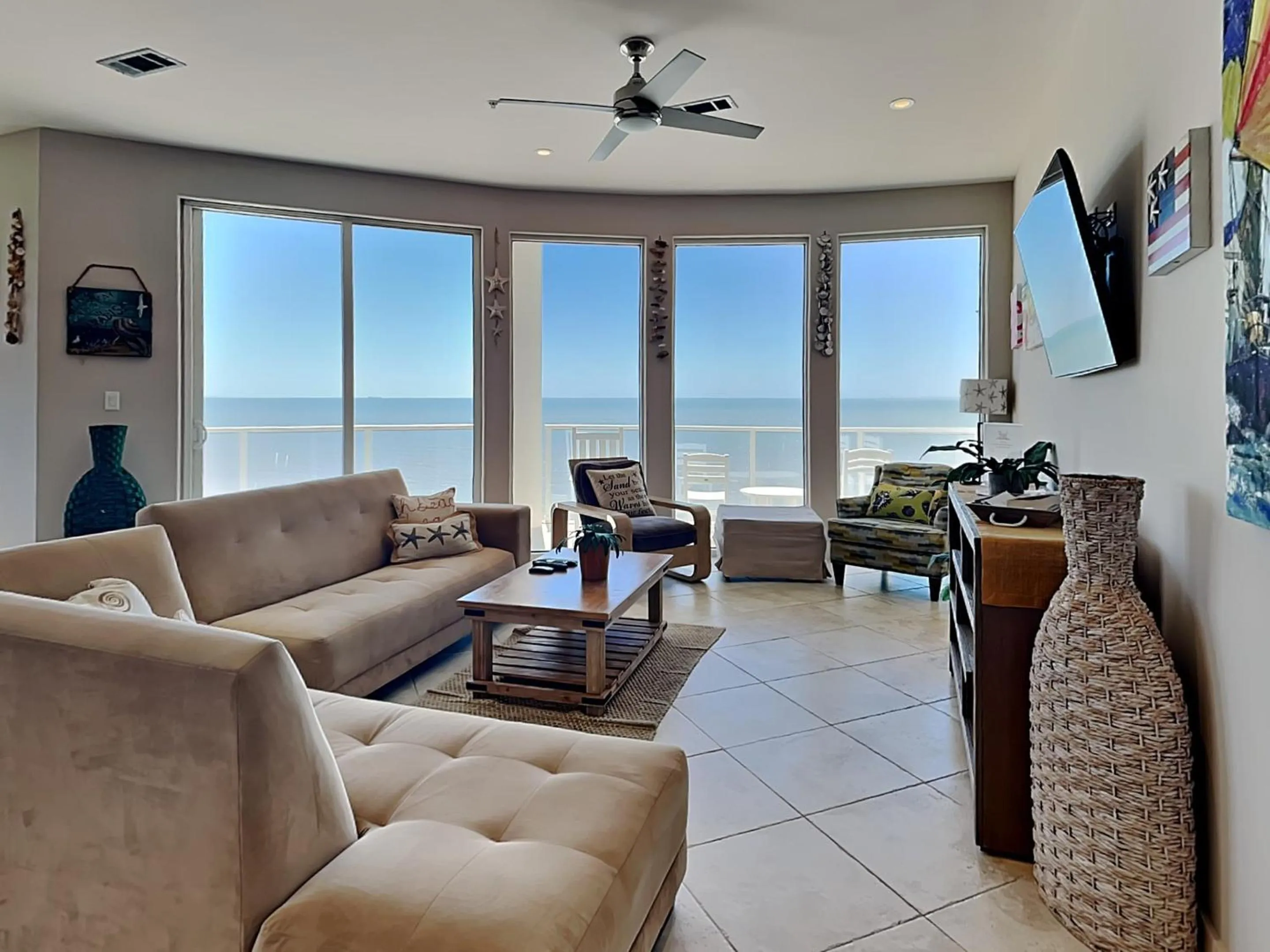 Property building in Diamond Beach 701-Queen of Diamonds