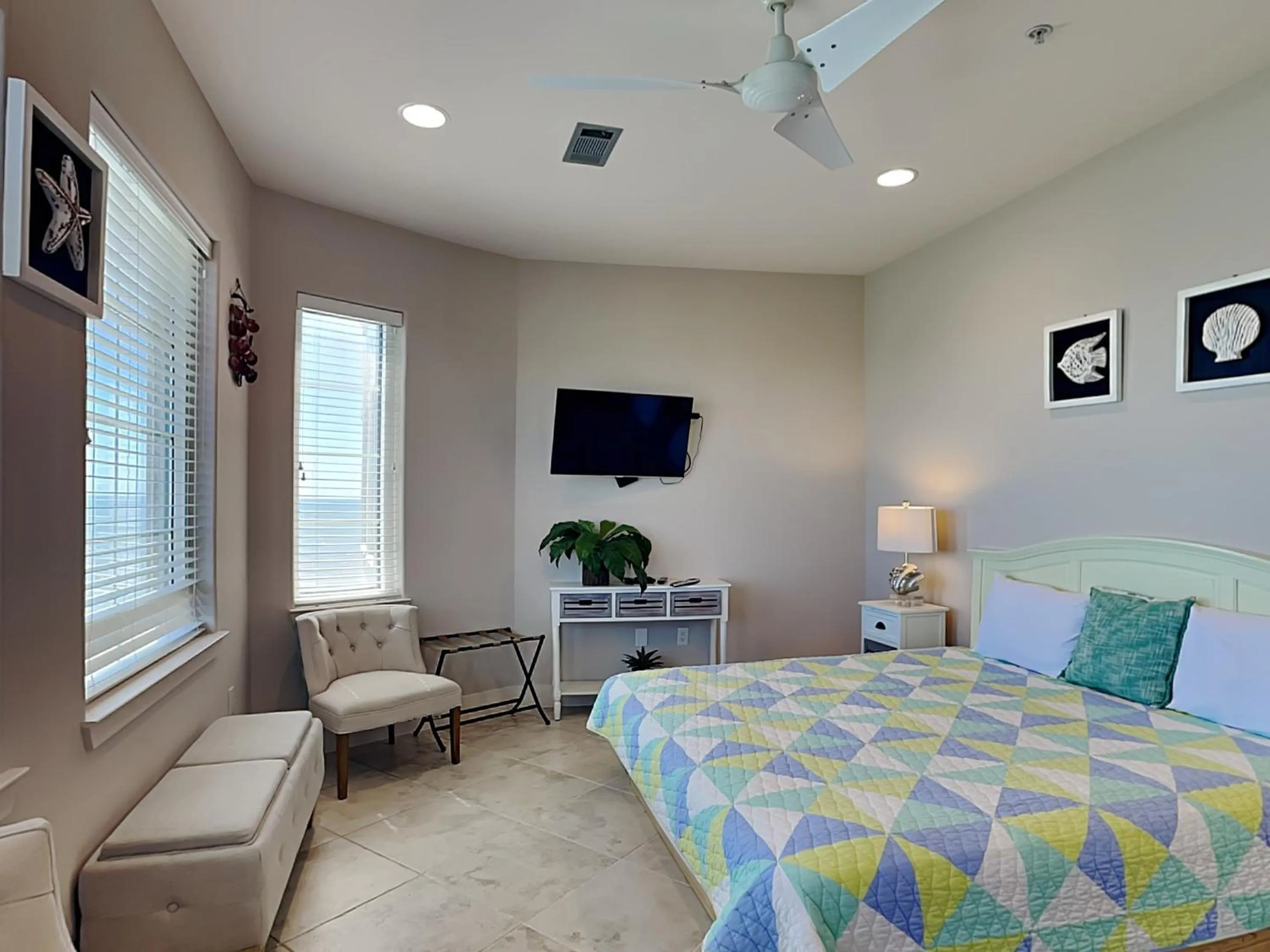 Property building, Bed in Diamond Beach 701-Queen of Diamonds