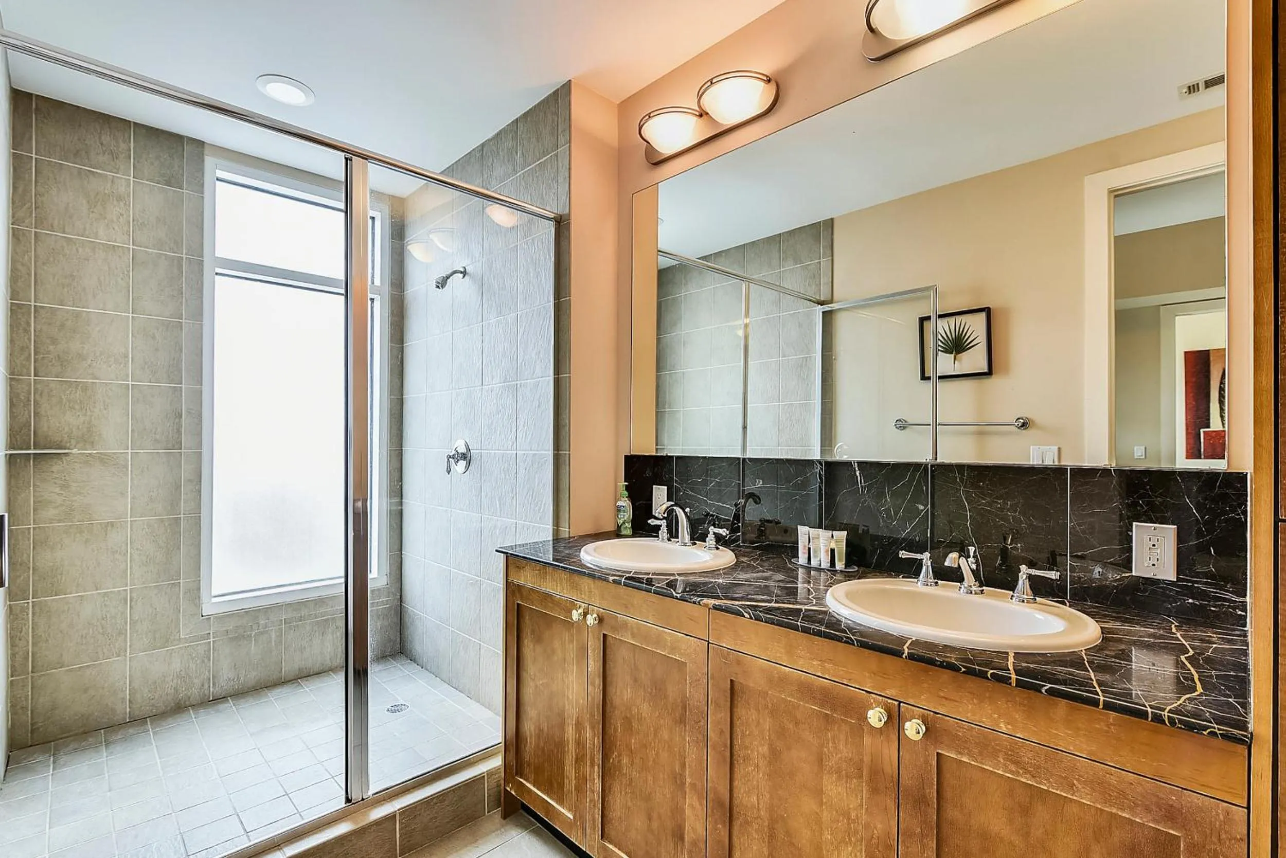 Kitchen or kitchenette in Emerald 707