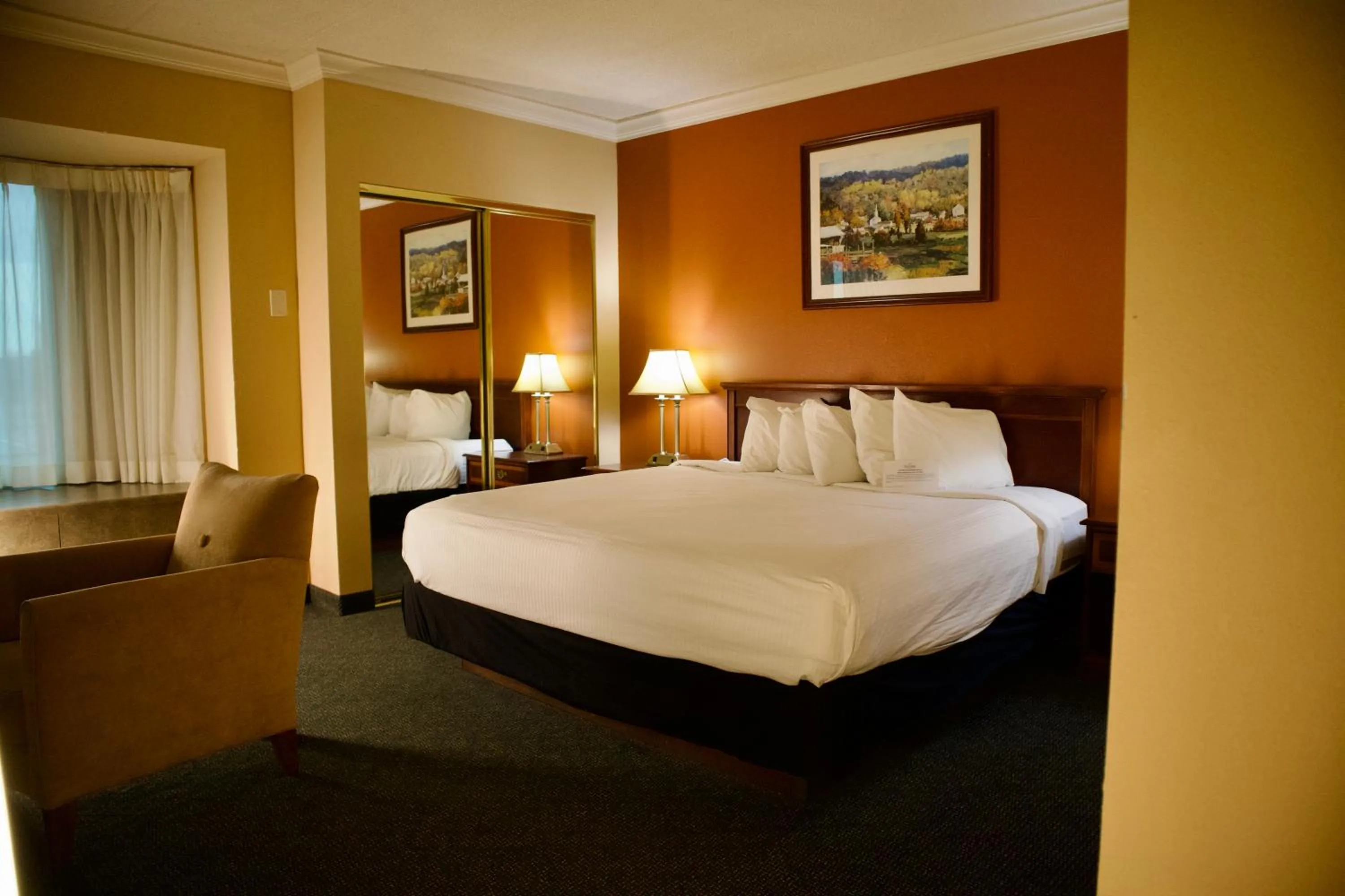 Bedroom, Bed in Hotel Mead Resorts & Conventions Center