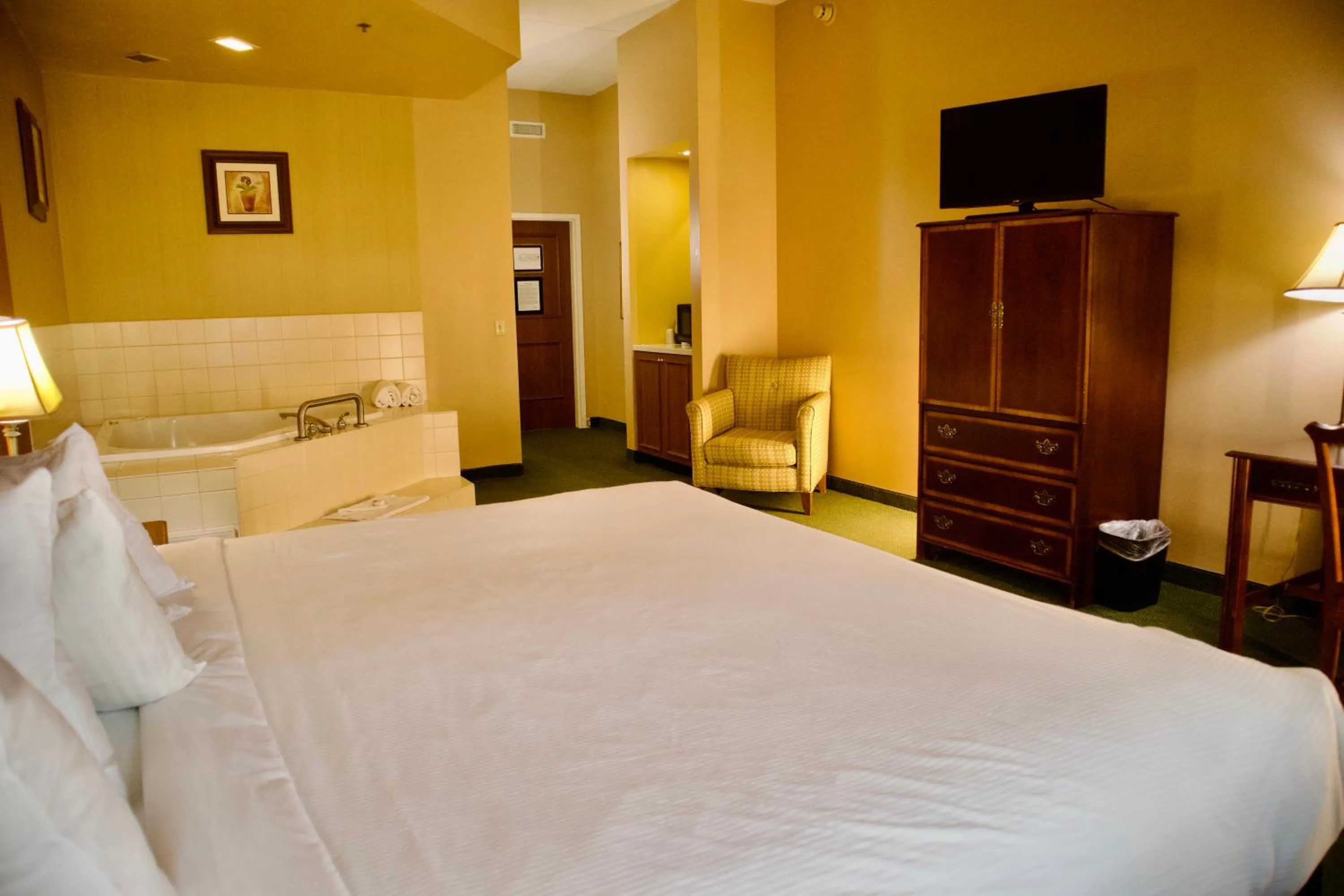 Bedroom, Bed in Hotel Mead Resorts & Conventions Center