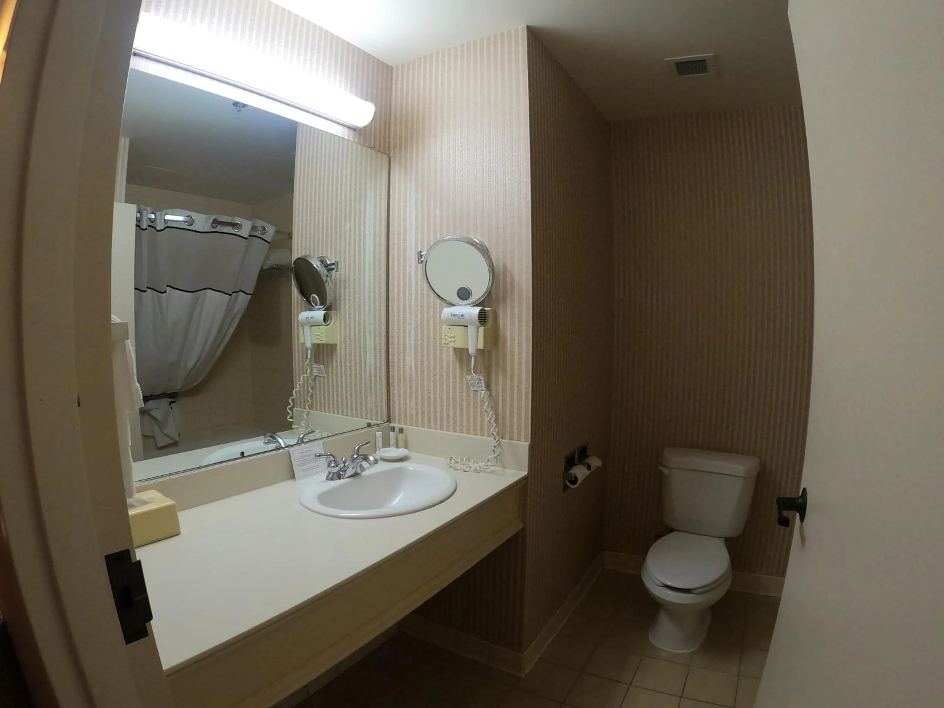 Bathroom in Hotel Mead Resorts & Conventions Center