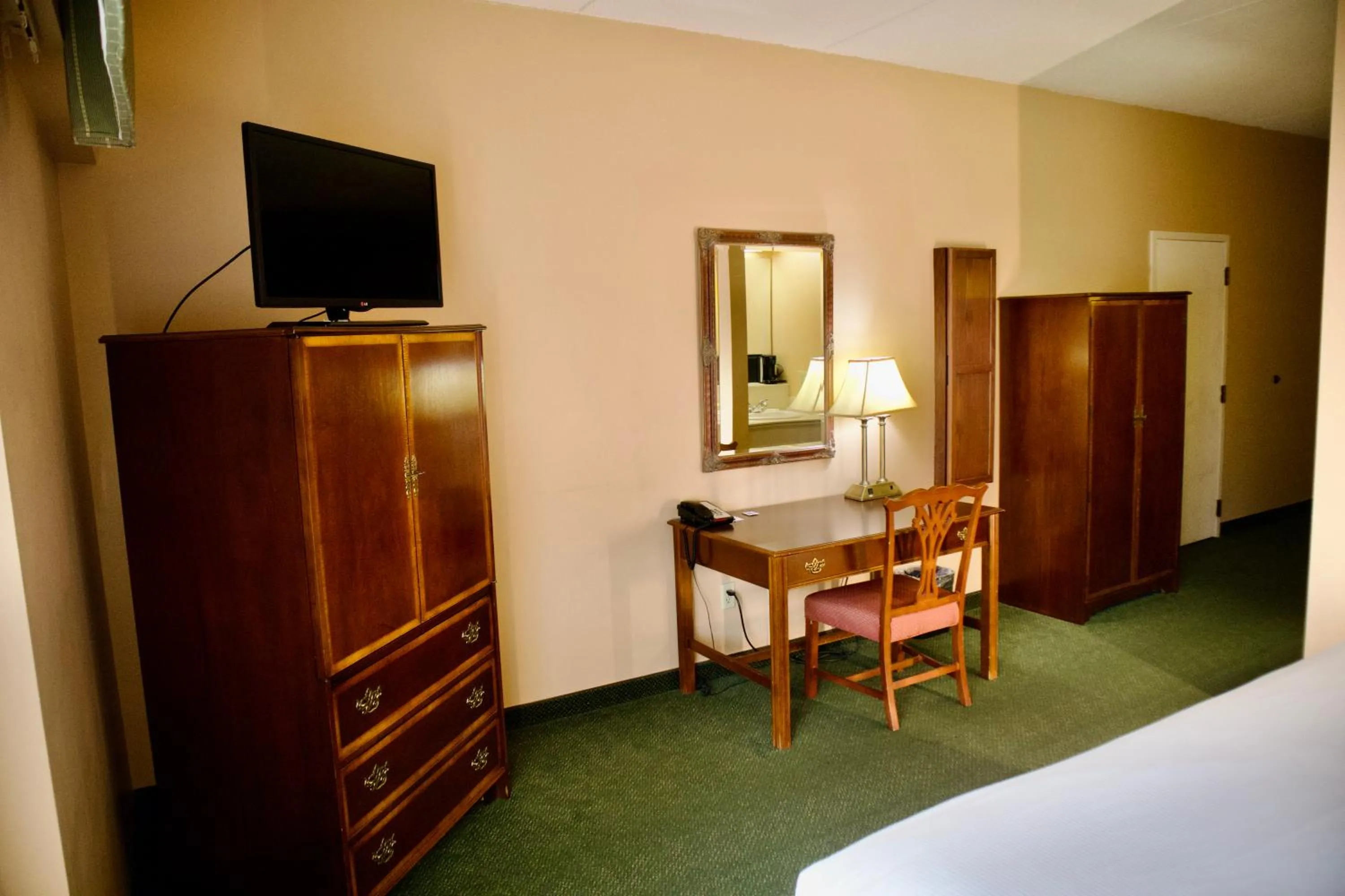 Living room, Bed in Hotel Mead Resorts & Conventions Center