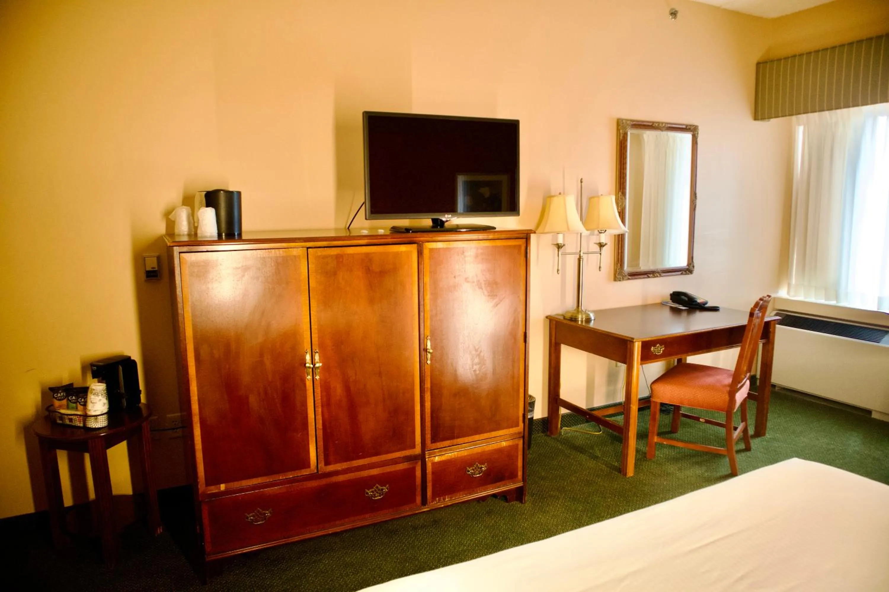 Communal lounge/ TV room, Bed in Hotel Mead Resorts & Conventions Center