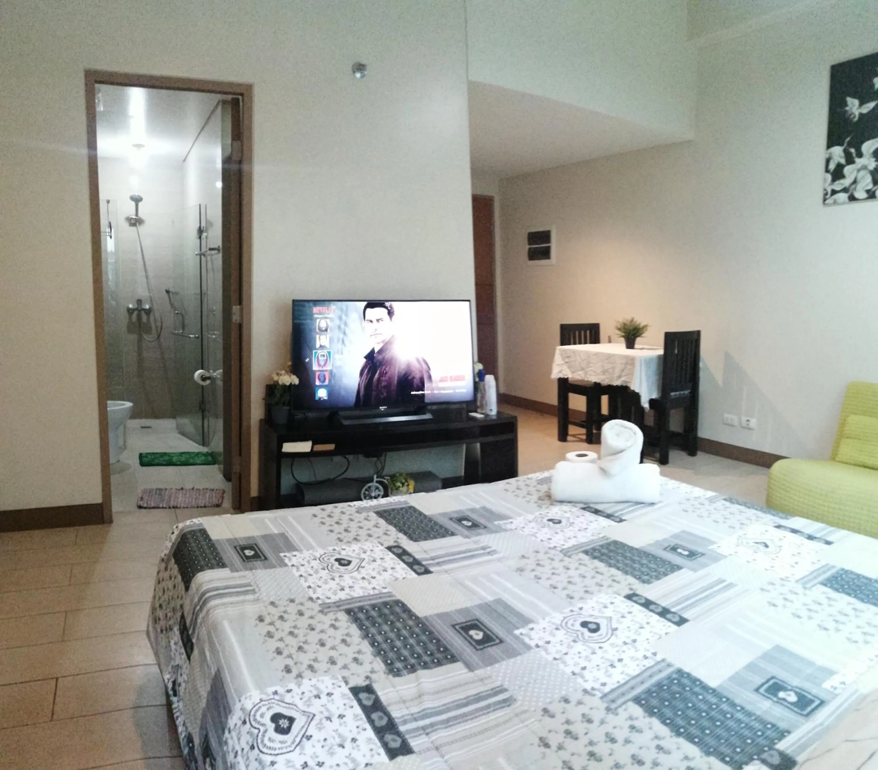 TV and multimedia, Bed in Palm Tree Two Villas