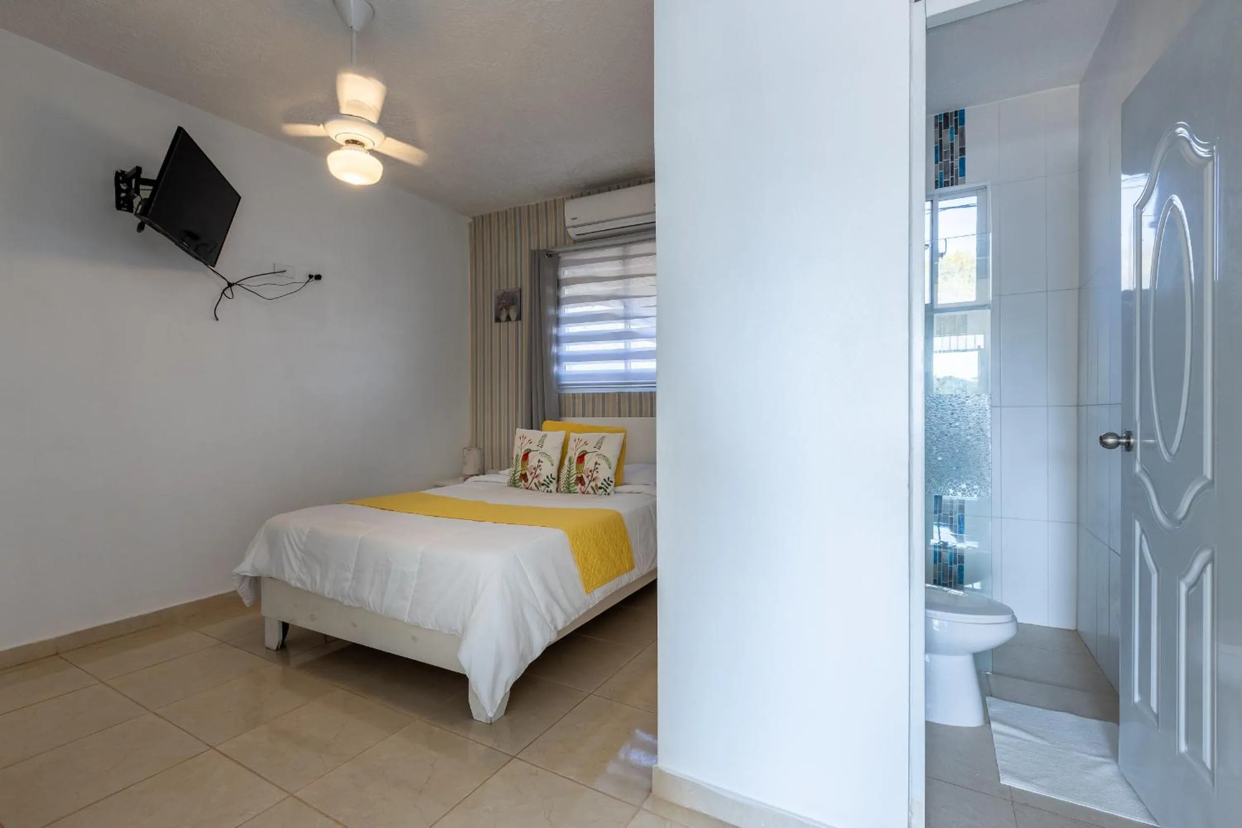 Shower, Bed in EDMA APARTAHOTEL