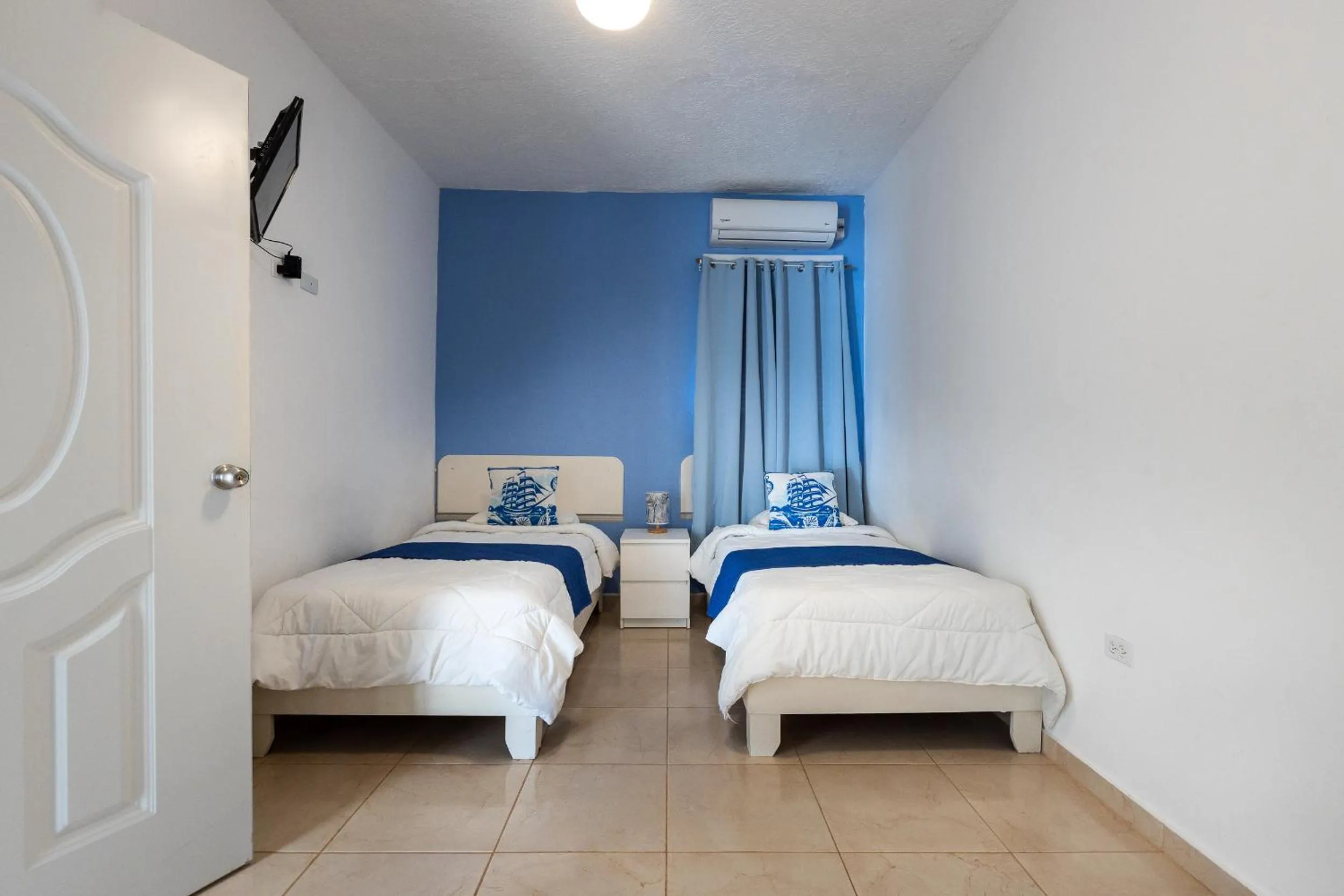 Bed in EDMA APARTAHOTEL