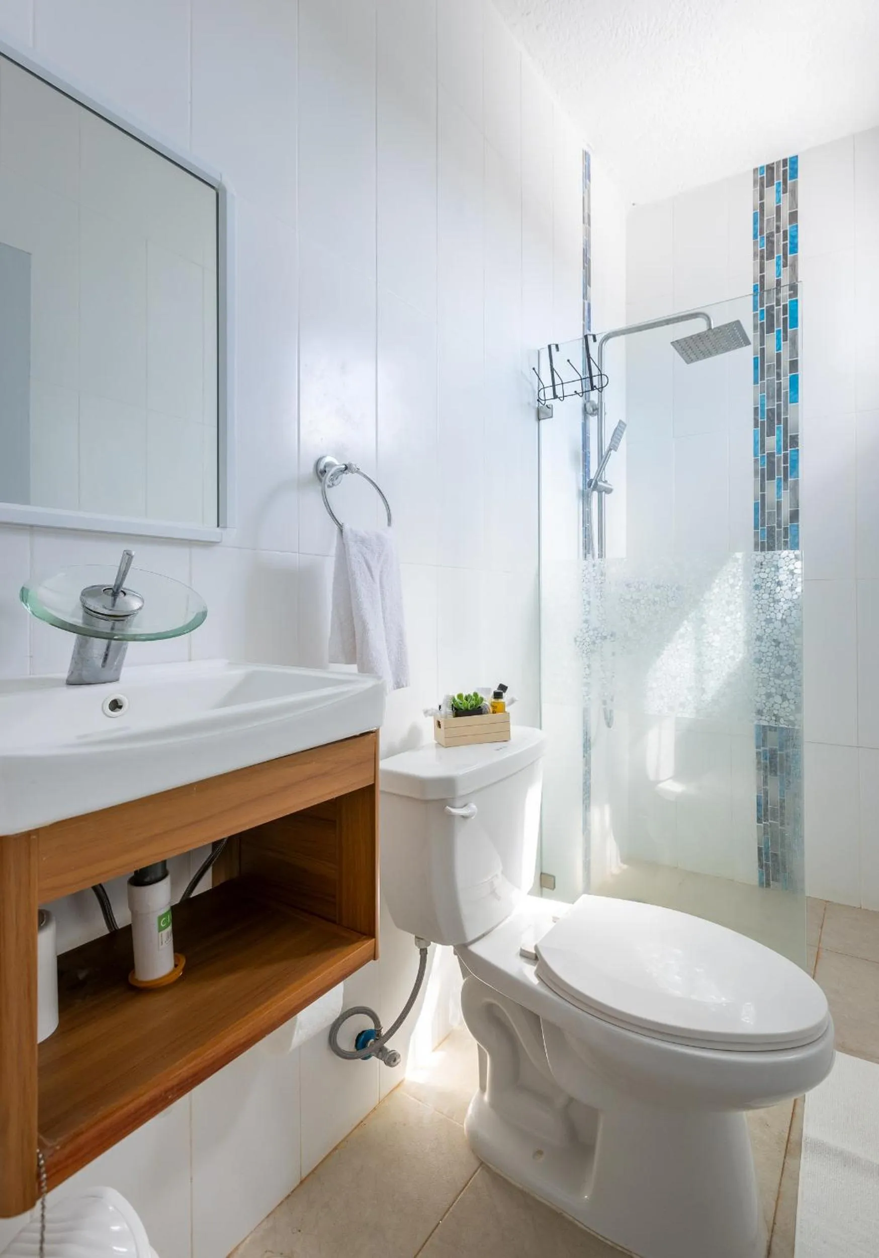 Shower in EDMA APARTAHOTEL