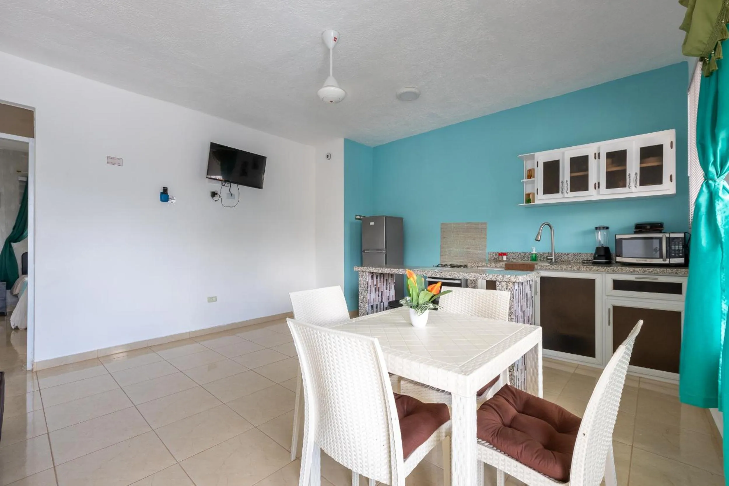 Communal lounge/ TV room in EDMA APARTAHOTEL