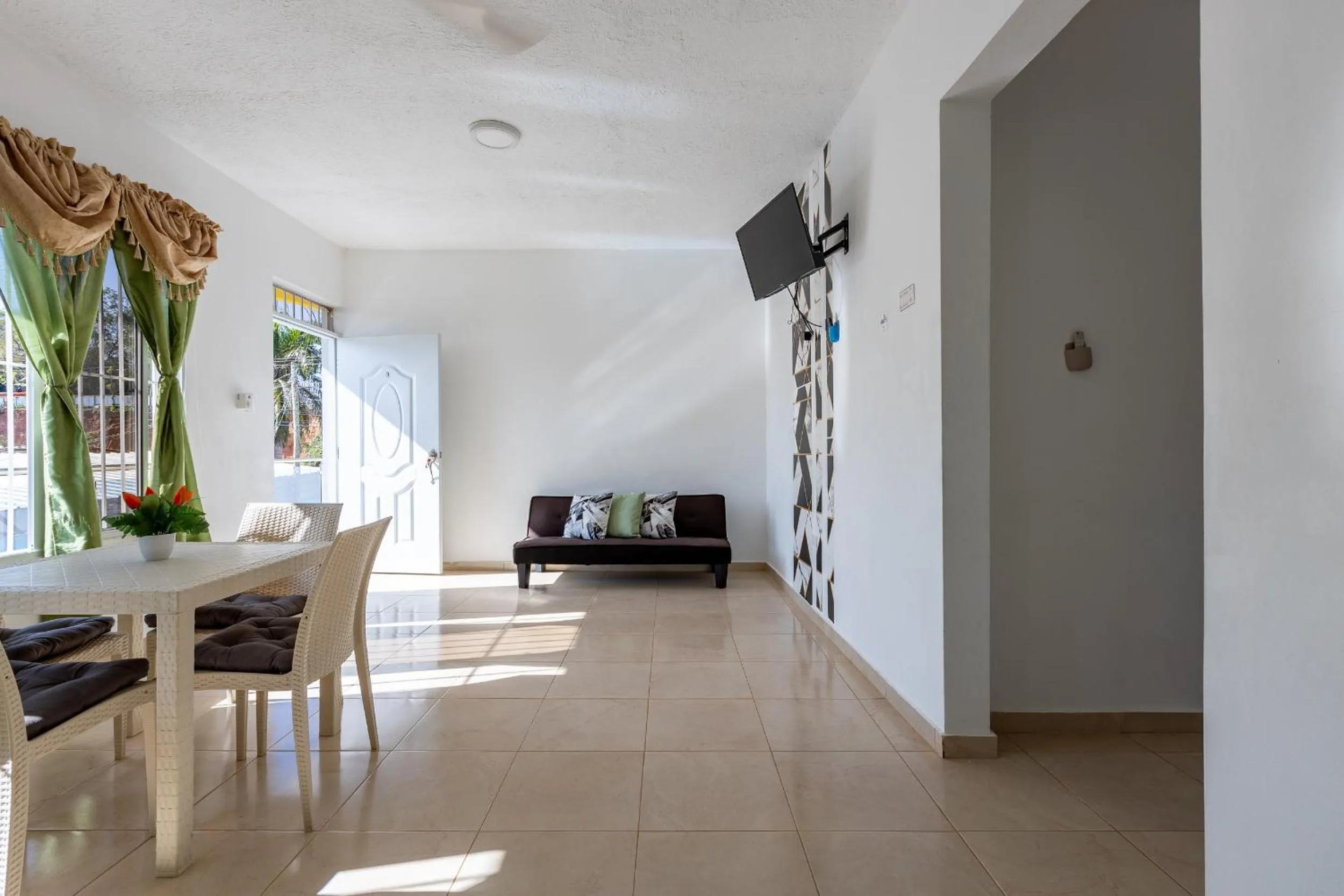 Communal lounge/ TV room in EDMA APARTAHOTEL