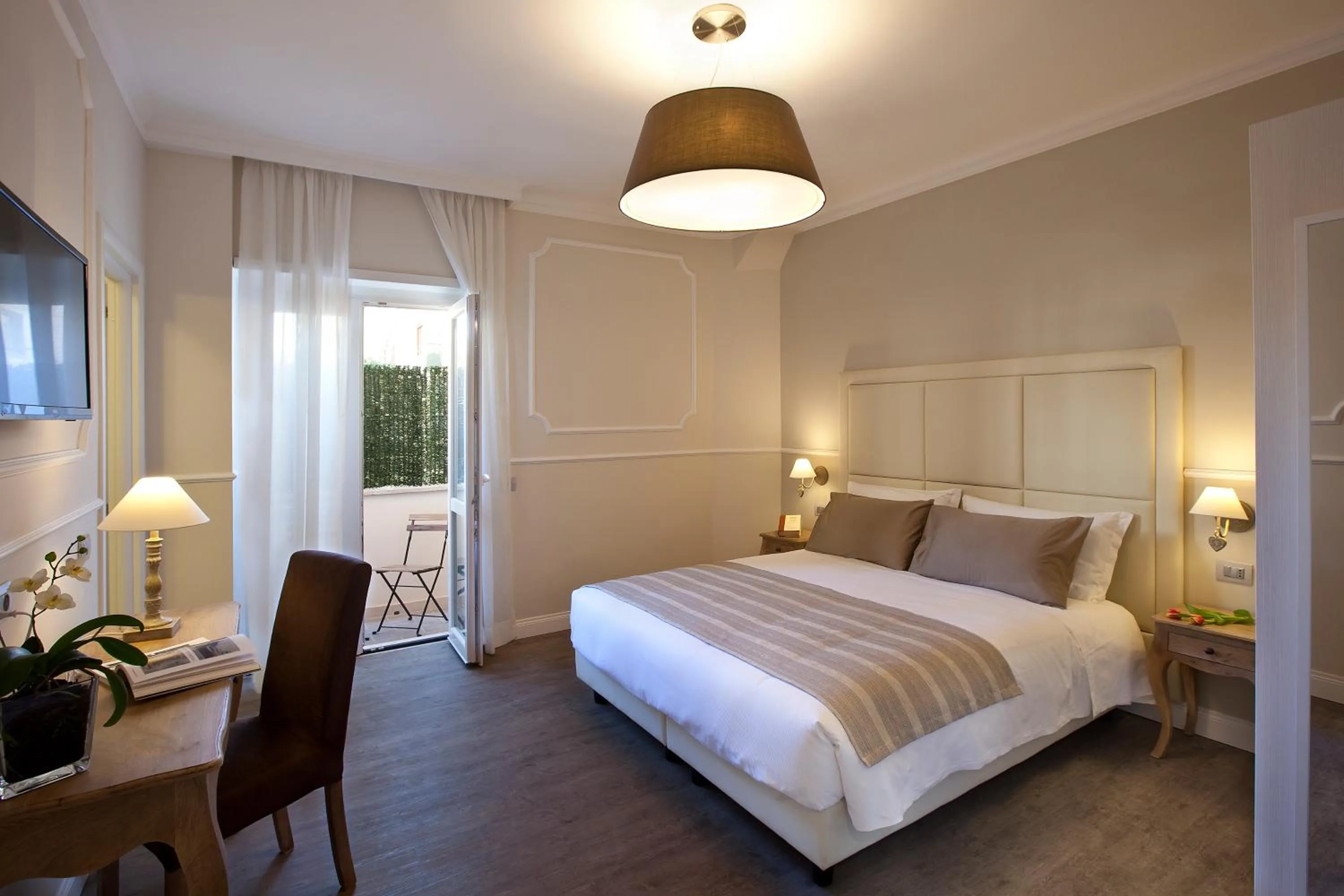 Photo of the whole room, Bed in Seven Suites