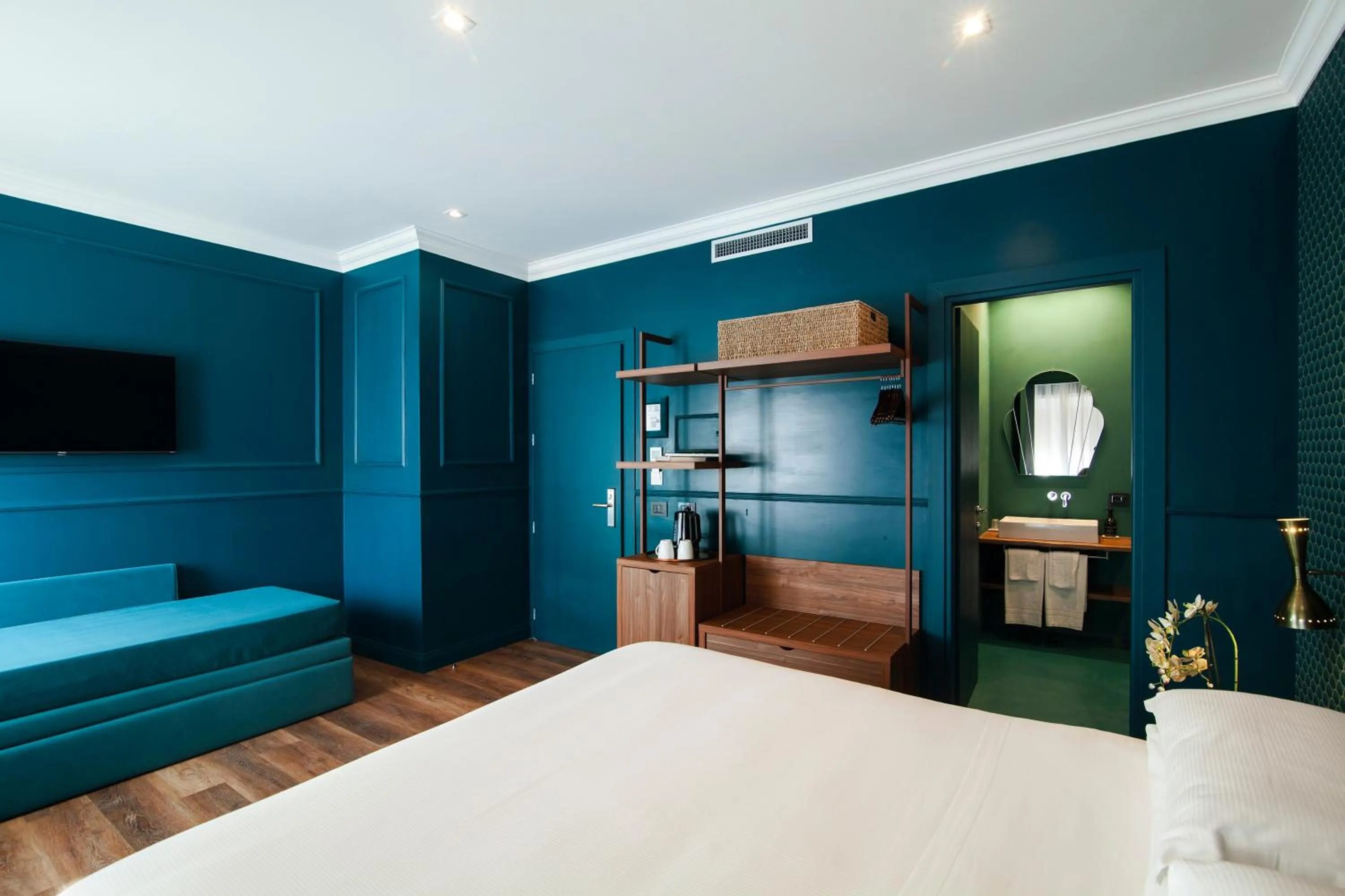 Photo of the whole room, Bed in Seven Suites