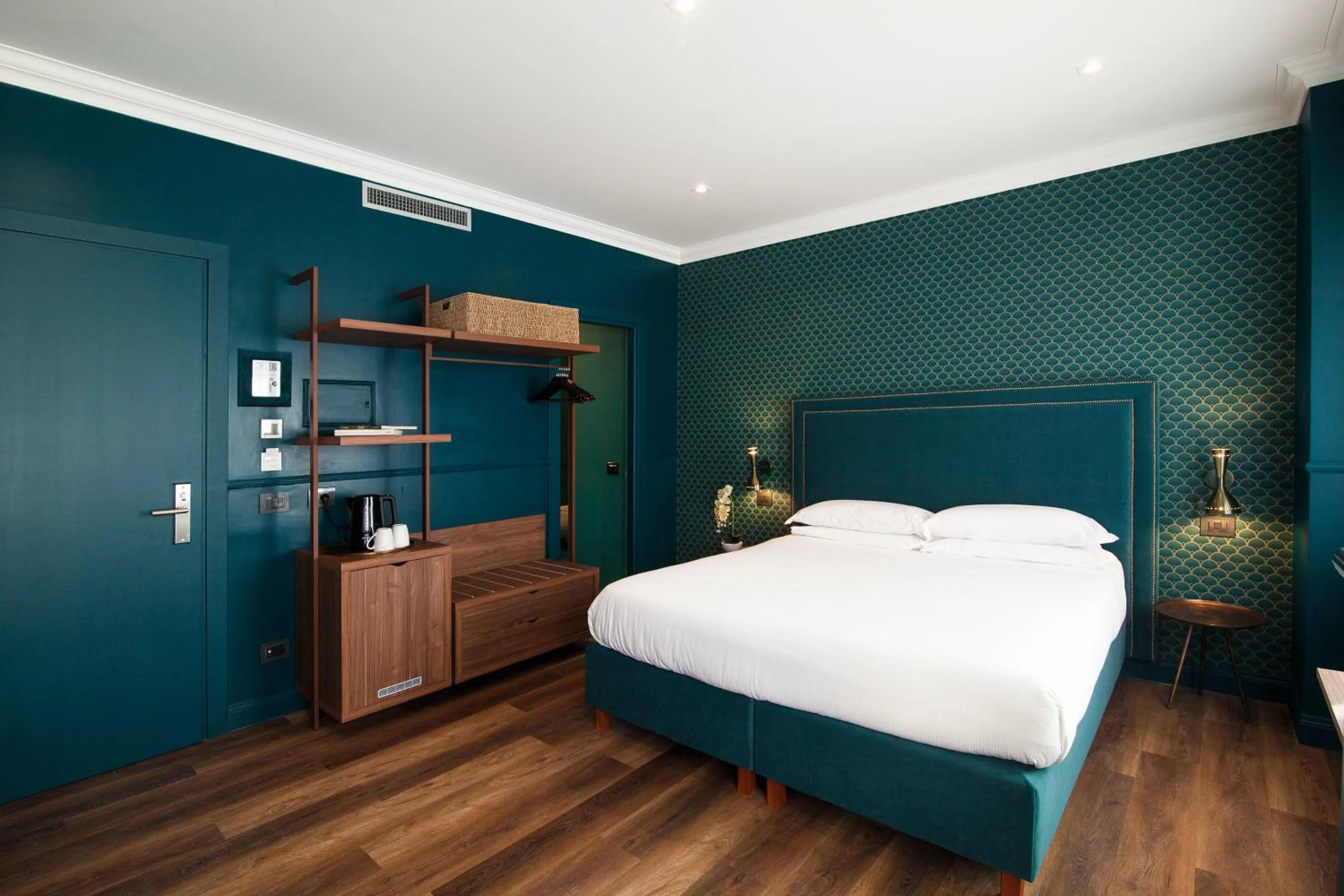 Photo of the whole room, Bed in Seven Suites