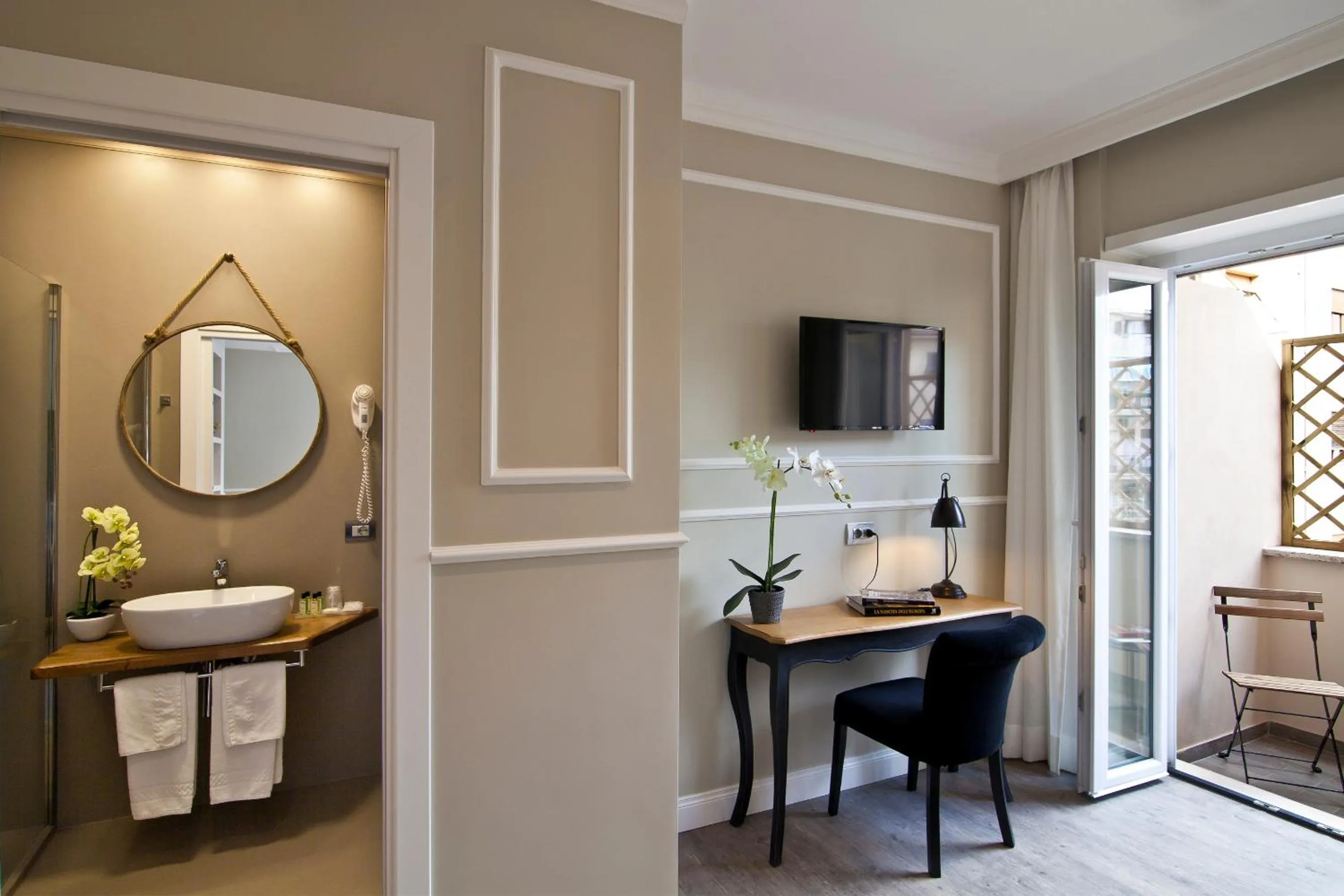 Photo of the whole room in Seven Suites