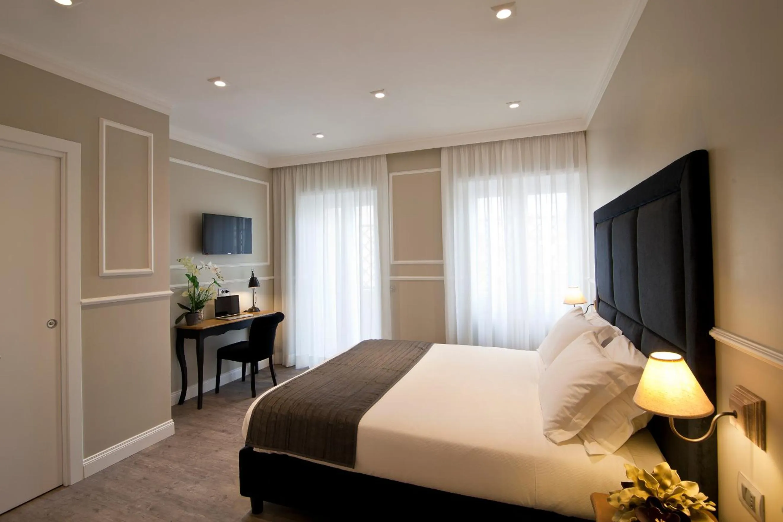 Photo of the whole room, Bed in Seven Suites