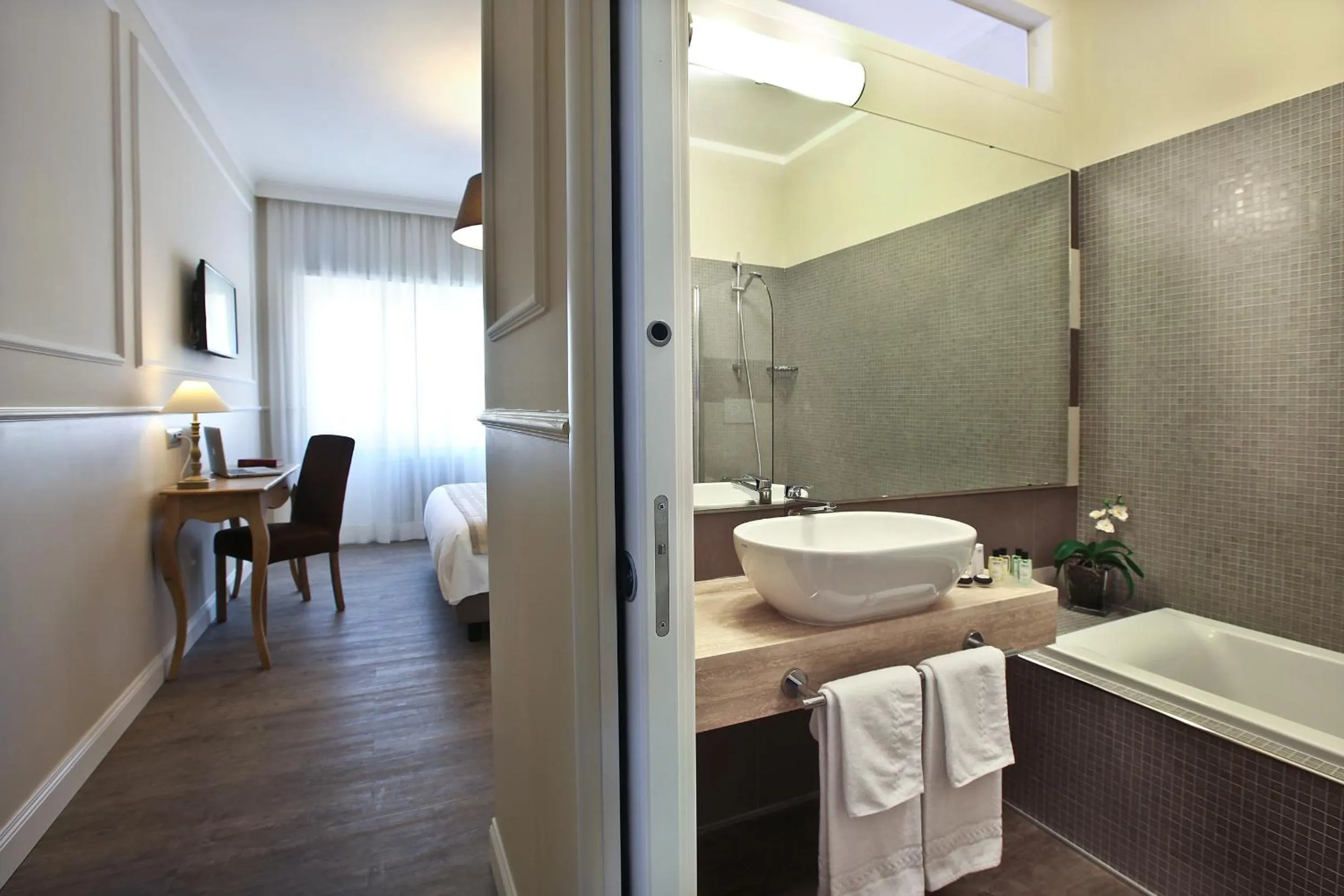 Photo of the whole room, Bed in Seven Suites