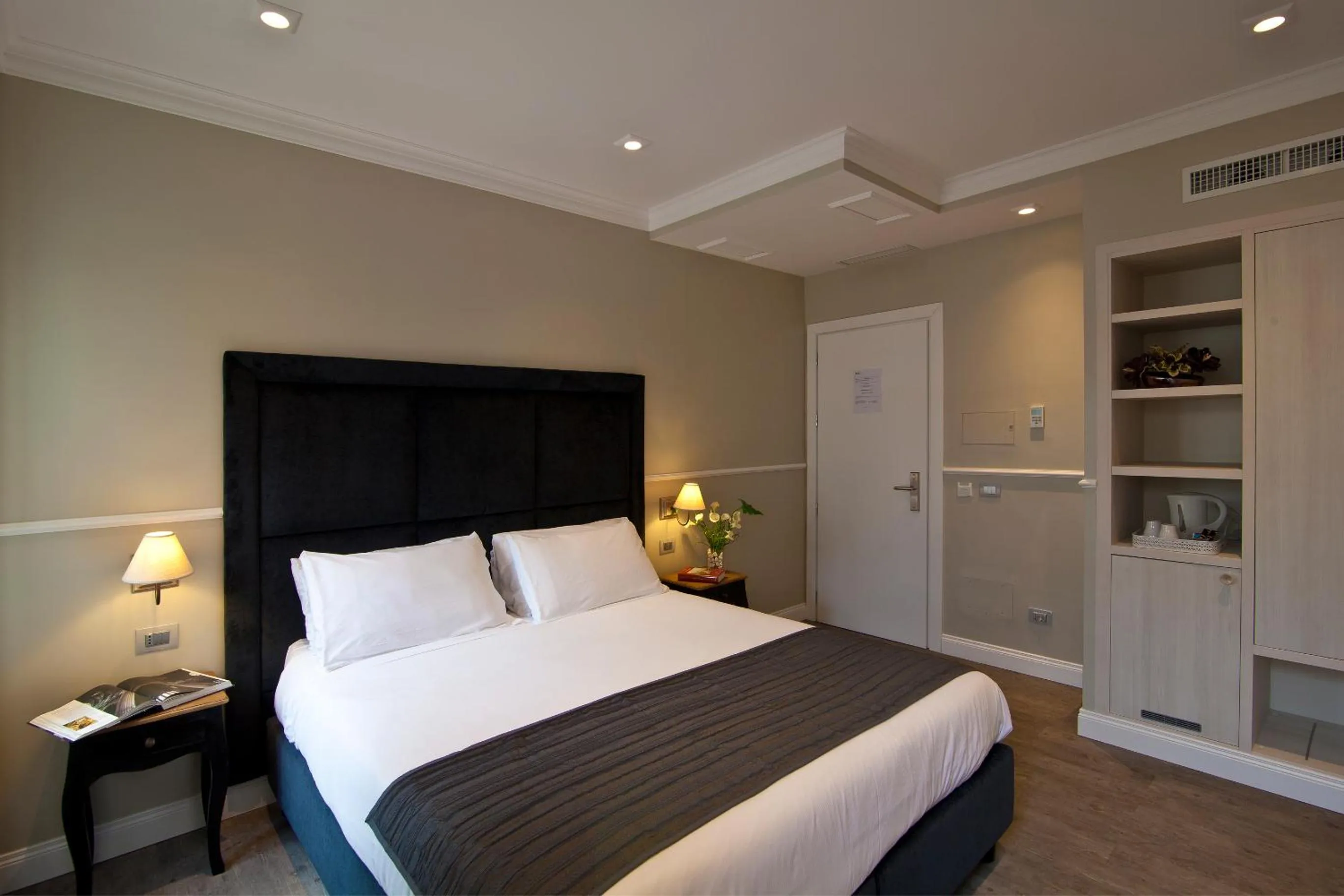 Photo of the whole room, Bed in Seven Suites