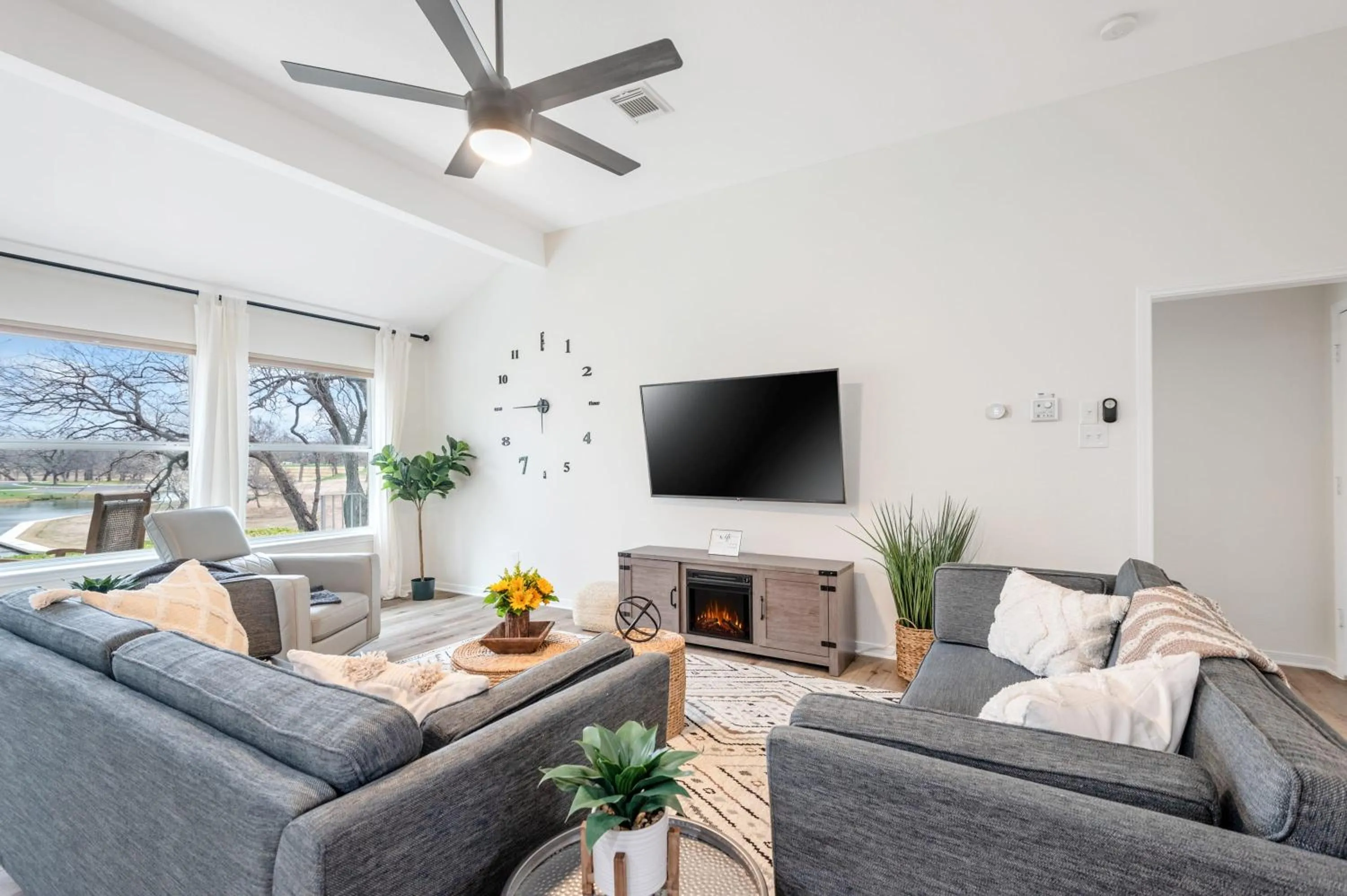 Bed in Lake Marble Falls Waterfront, House, Wet Slip, Huge Yard