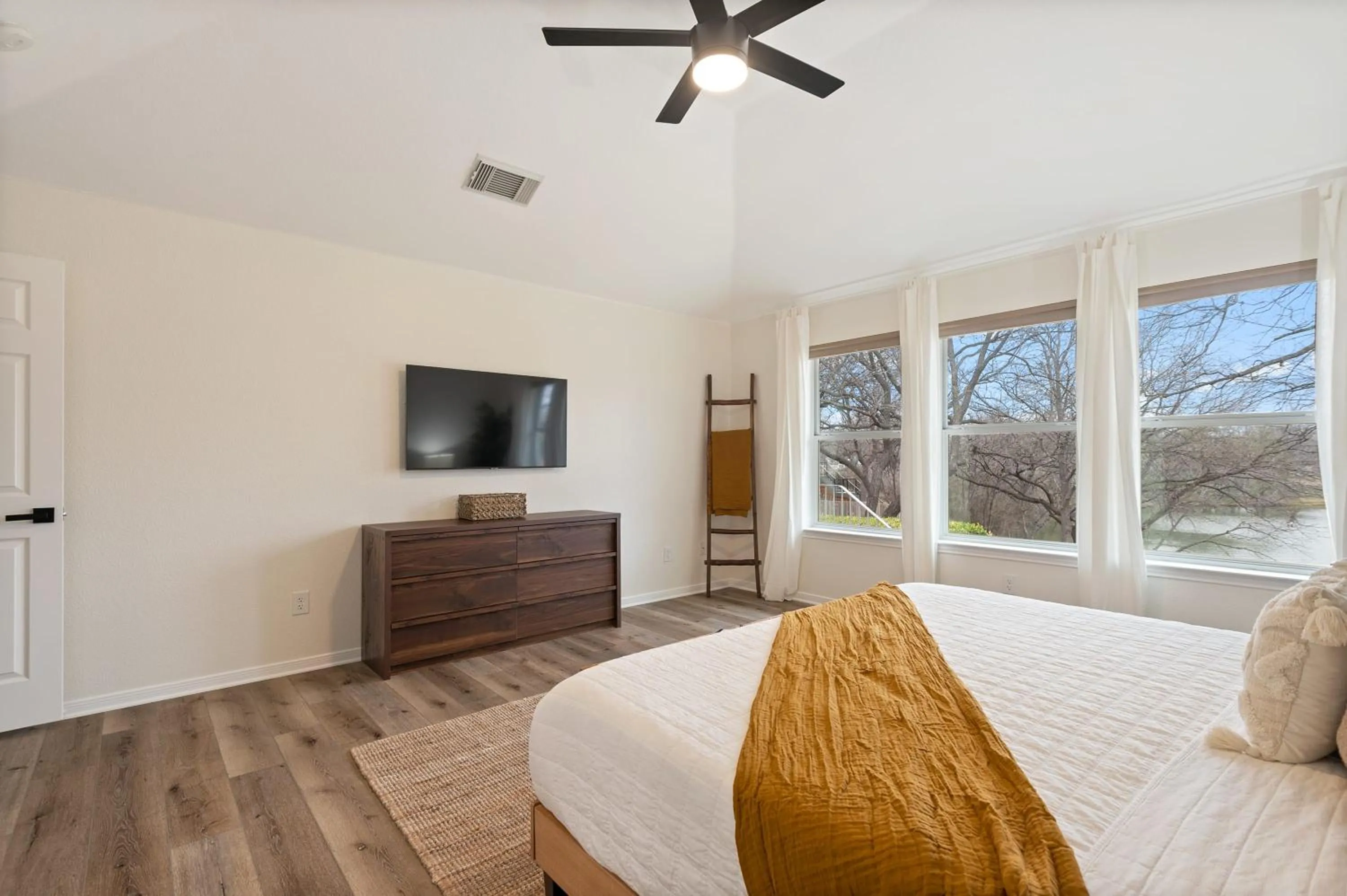 Bed in Lake Marble Falls Waterfront, House, Wet Slip, Huge Yard