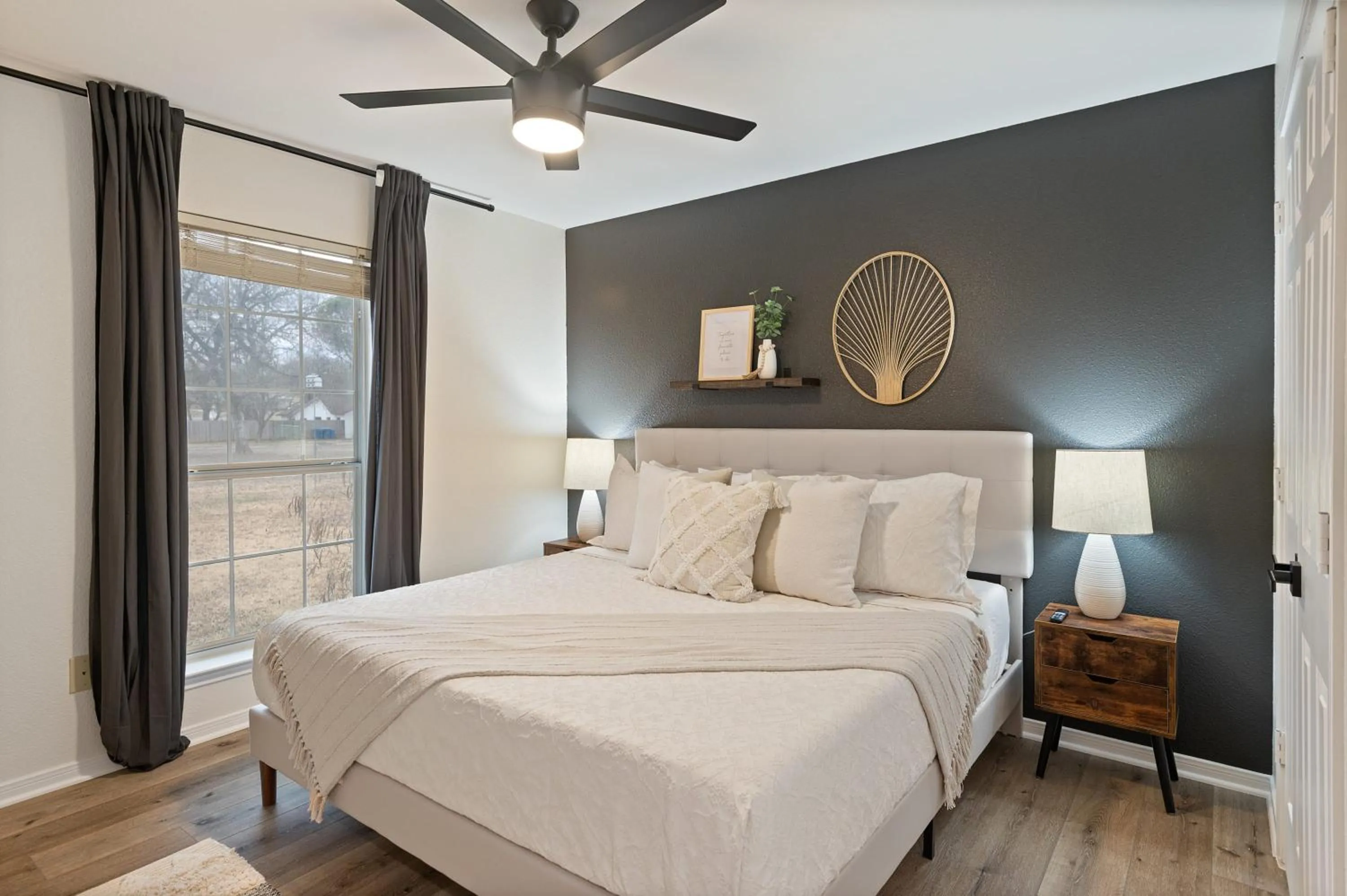 Bed in Lake Marble Falls Waterfront, House, Wet Slip, Huge Yard