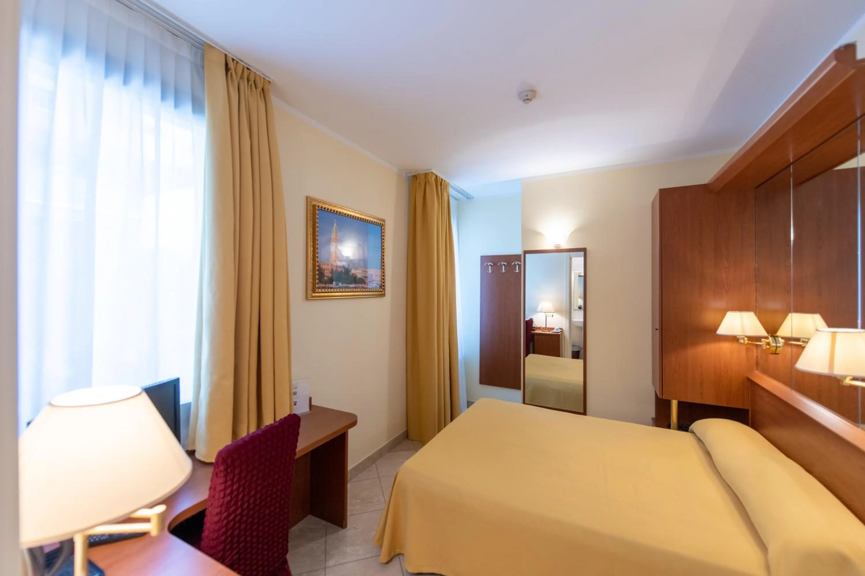 Bed in Hotel Ambasciata Venice - Atika & Atif