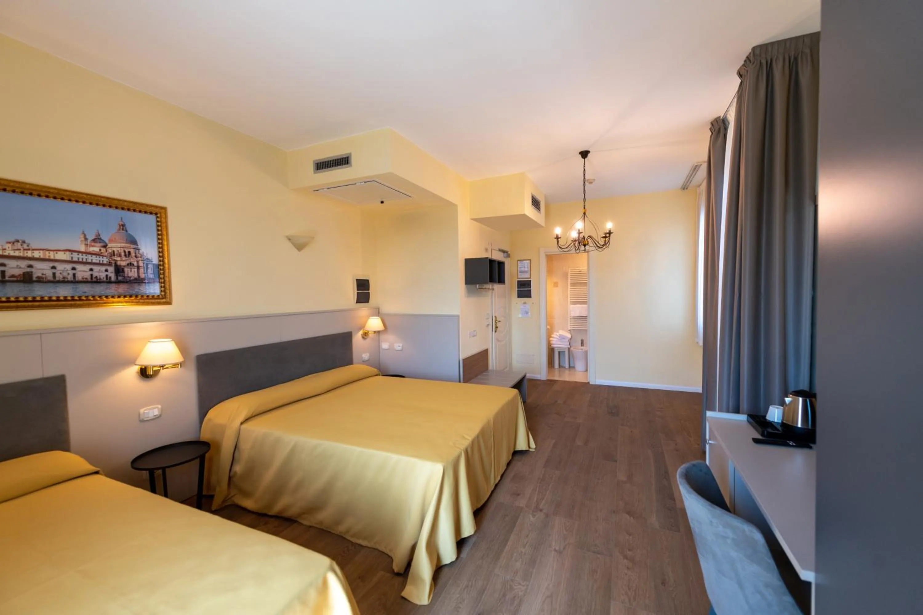 Bed in Hotel Ambasciata Venice - Atika & Atif