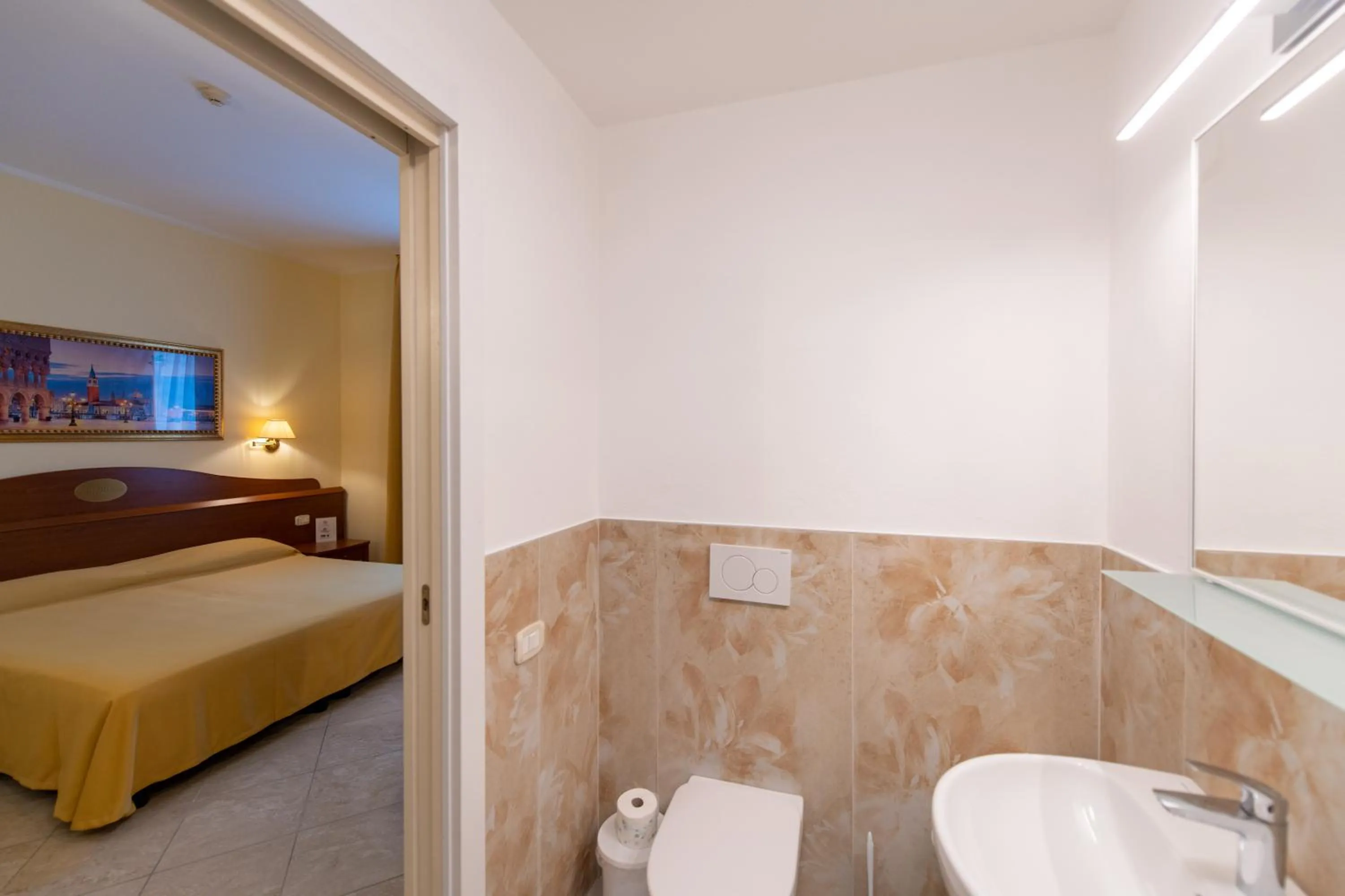 Bathroom, Bed in Hotel Ambasciata Venice - Atika & Atif