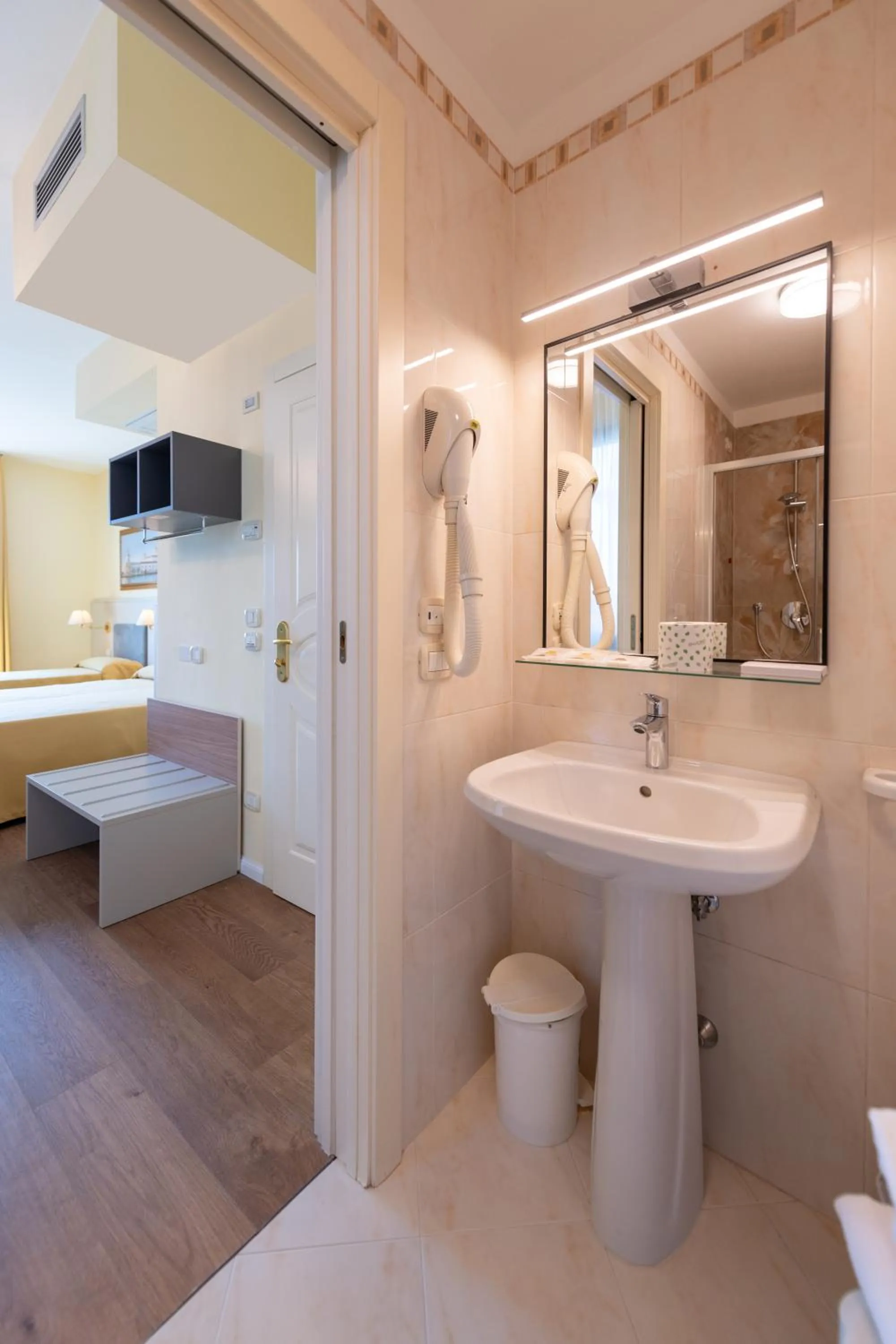 Toilet in Hotel Ambasciata Venice - Atika & Atif