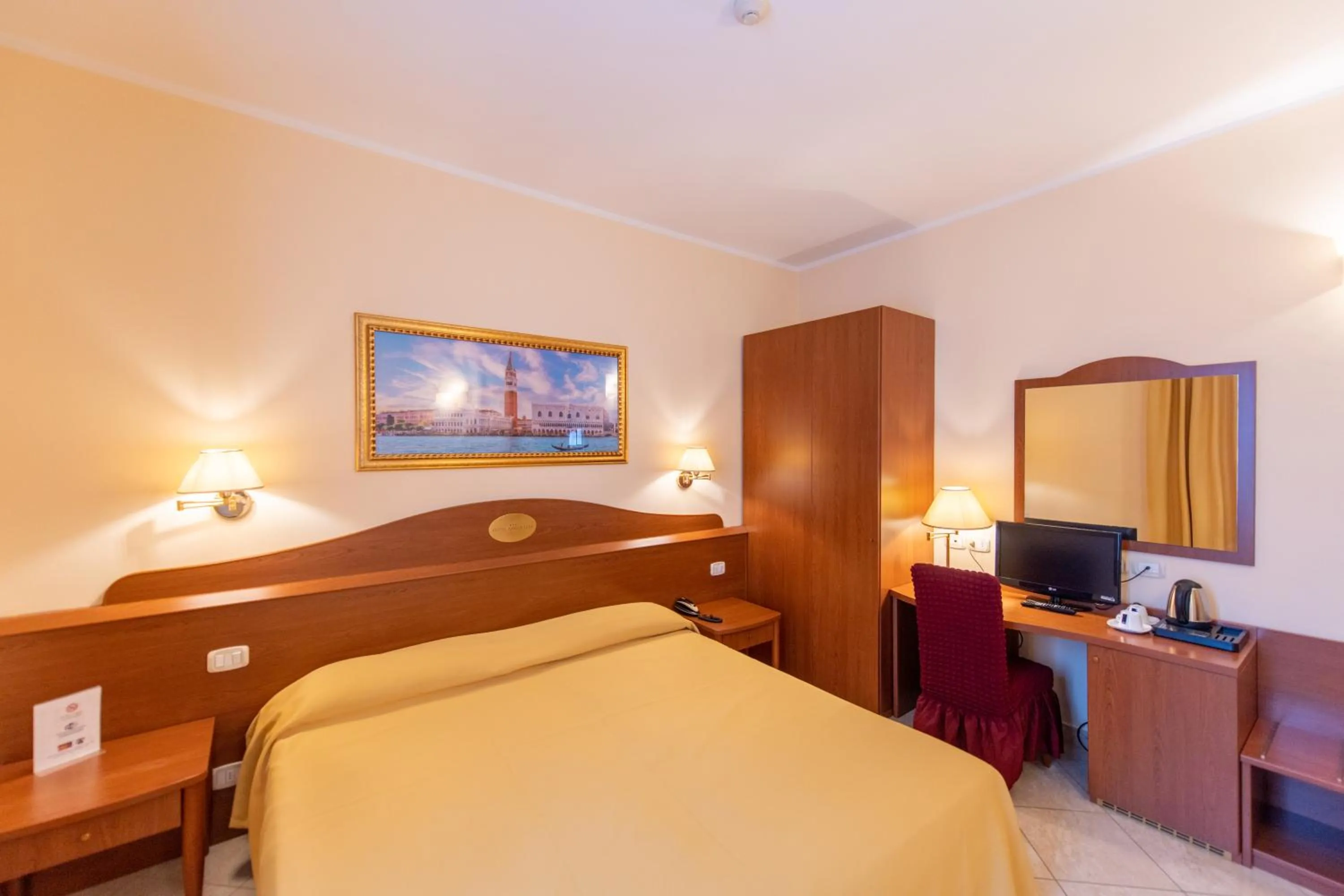 Bed in Hotel Ambasciata Venice - Atika & Atif