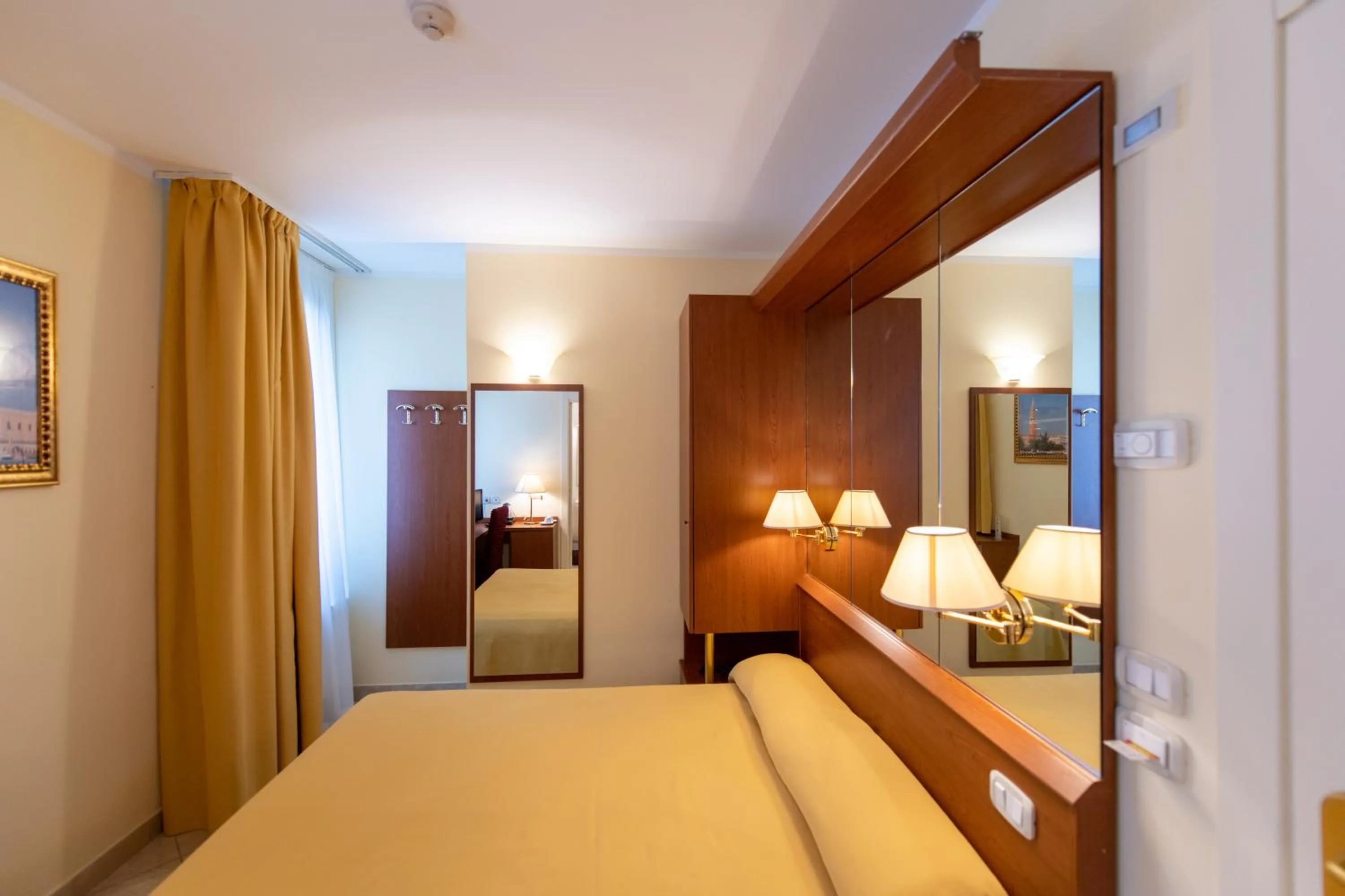 Bed in Hotel Ambasciata Venice - Atika & Atif