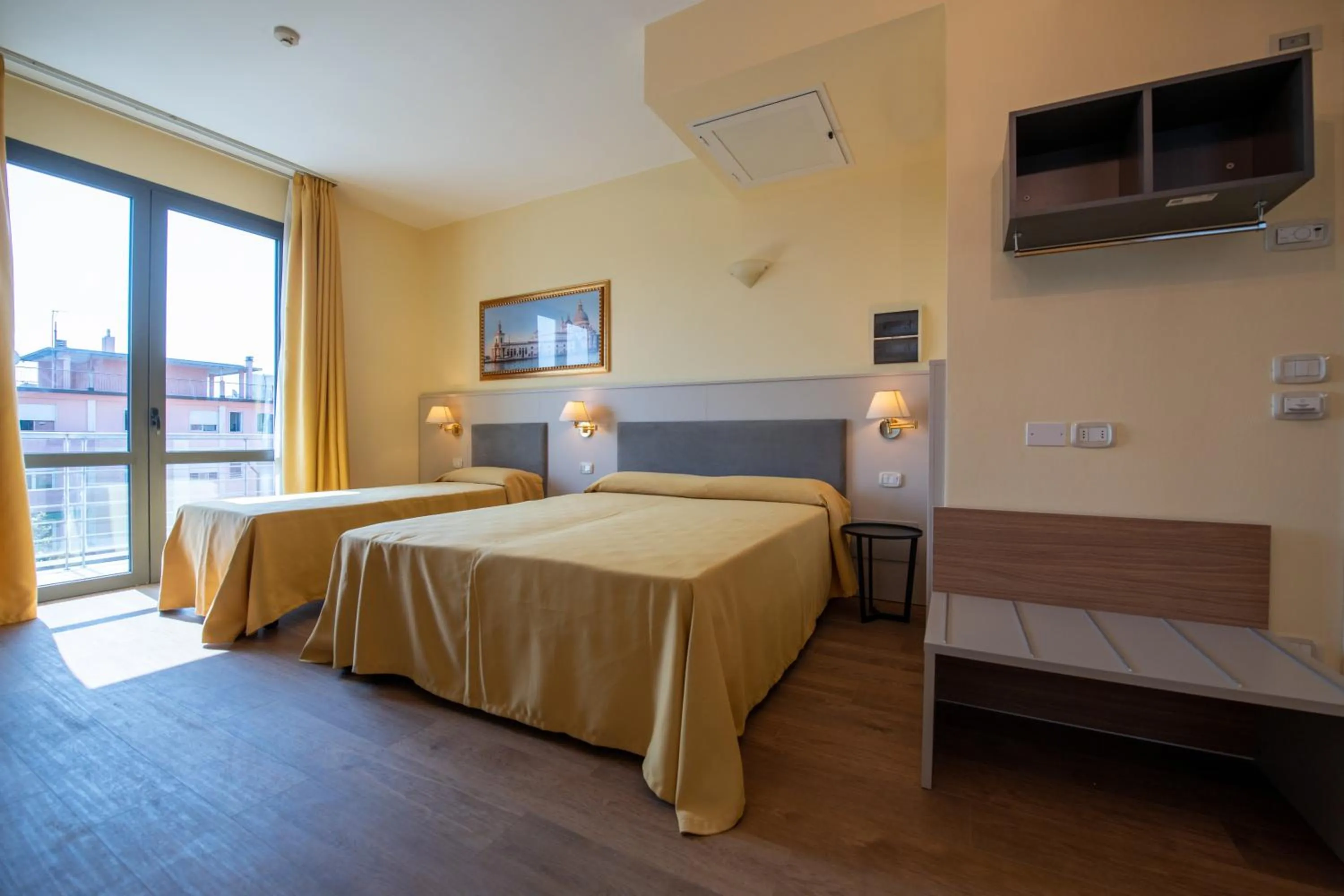 Bed in Hotel Ambasciata Venice - Atika & Atif