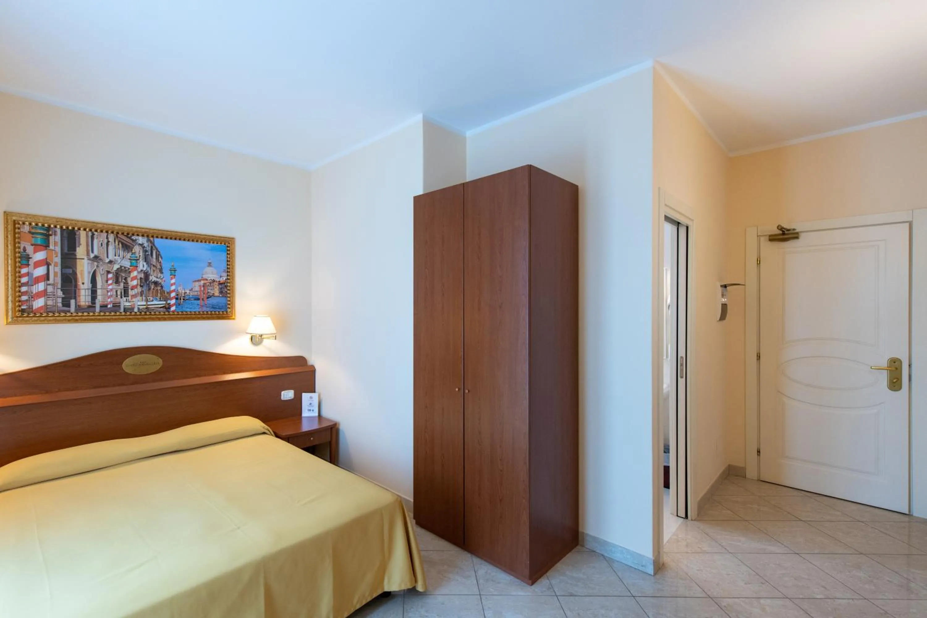 Bed in Hotel Ambasciata Venice - Atika & Atif