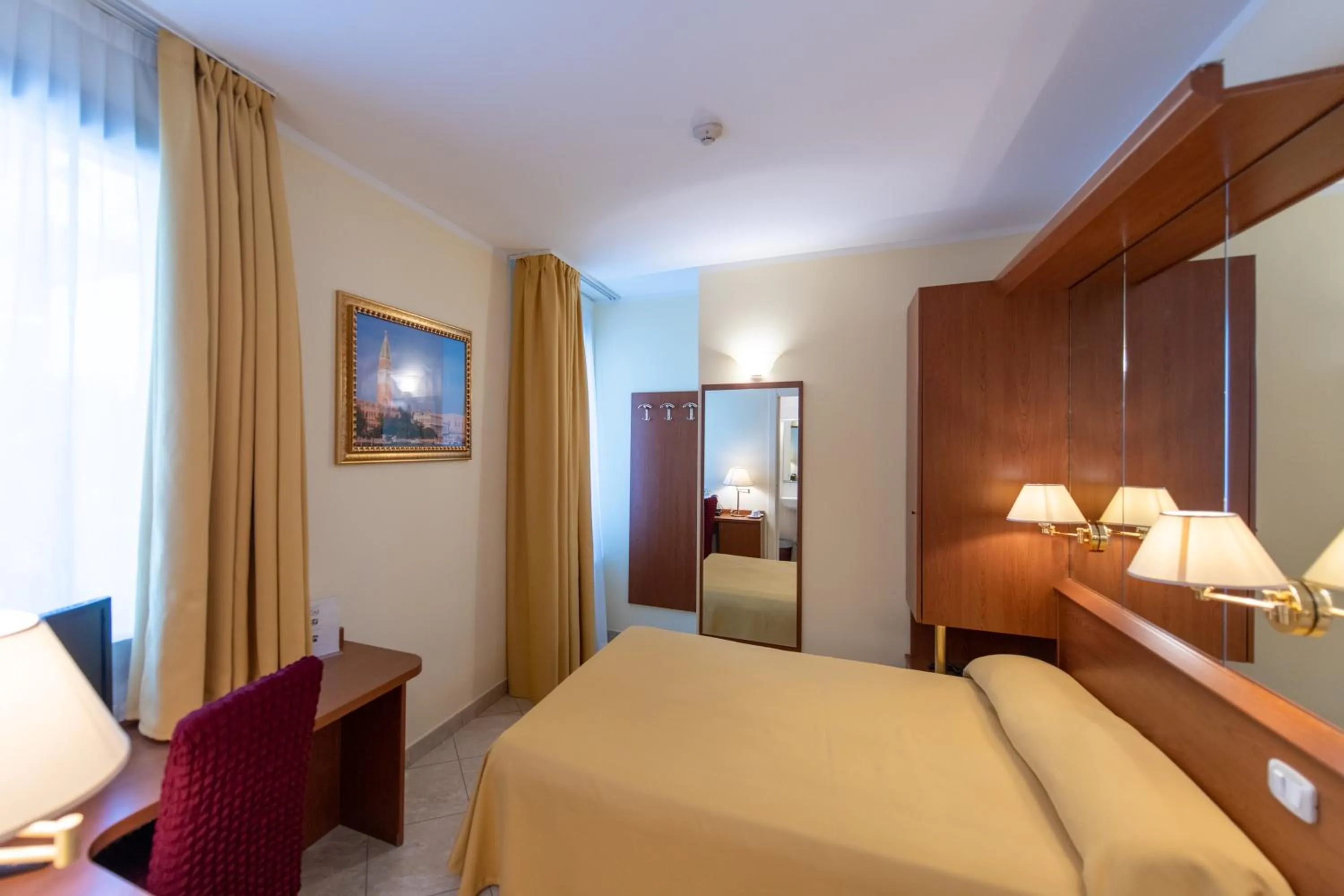 Bed in Hotel Ambasciata Venice - Atika & Atif