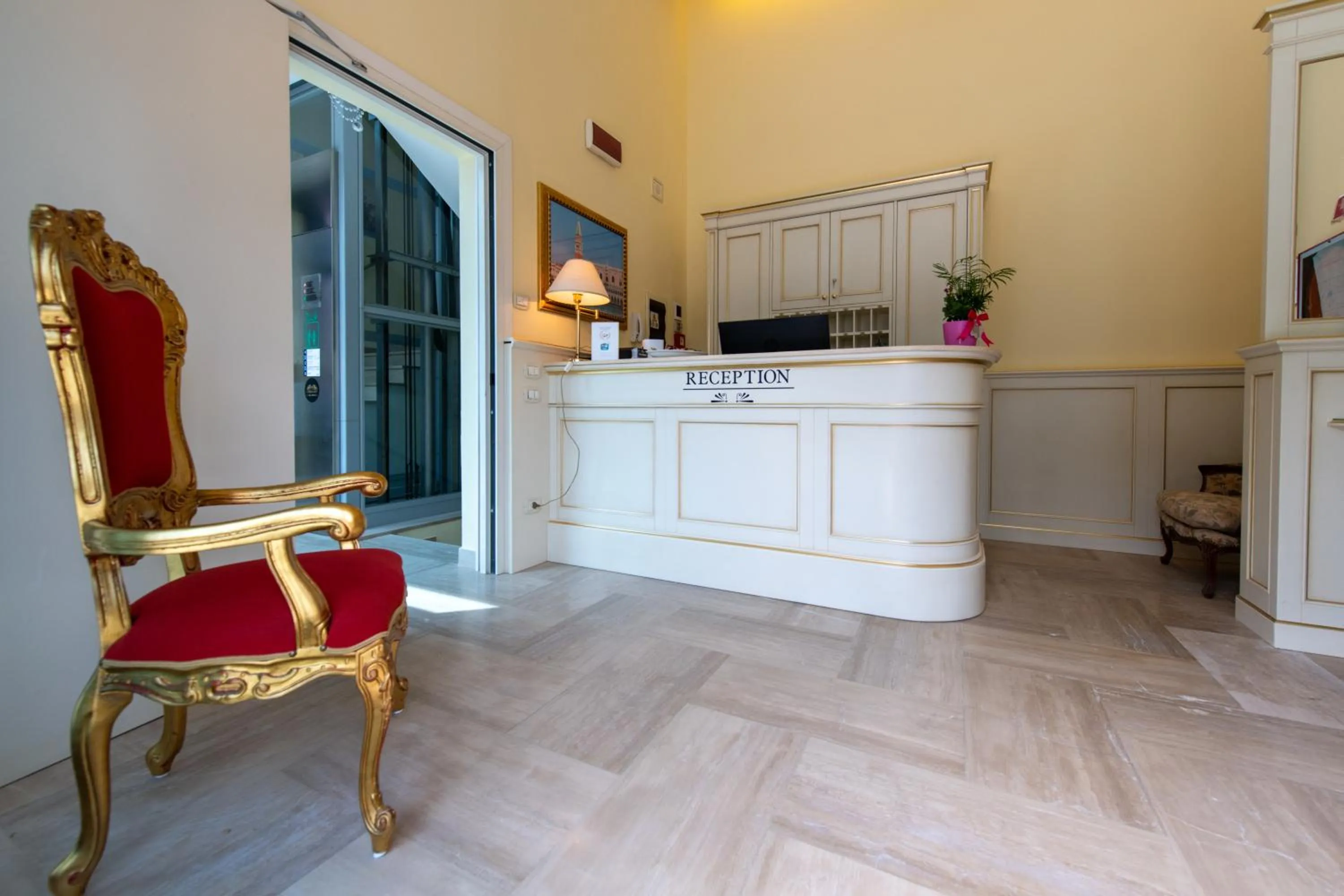 Lobby or reception in Hotel Ambasciata Venice - Atika & Atif