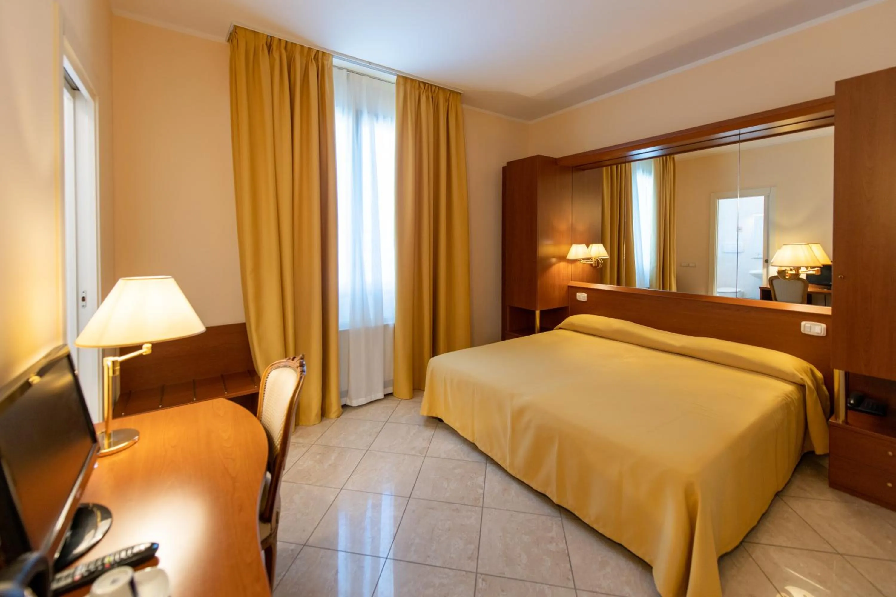 Bed in Hotel Ambasciata Venice - Atika & Atif