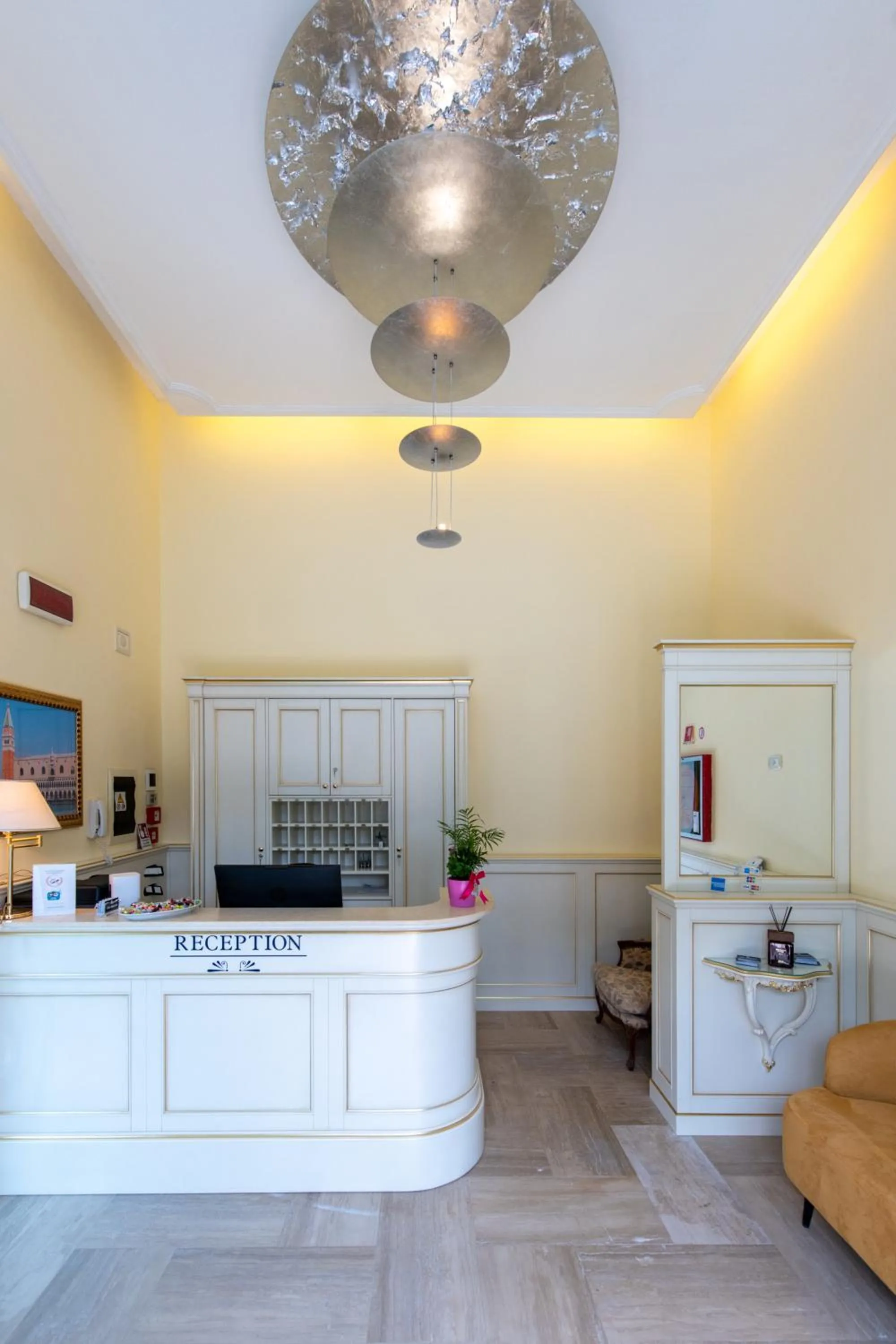 Lobby or reception in Hotel Ambasciata Venice - Atika & Atif
