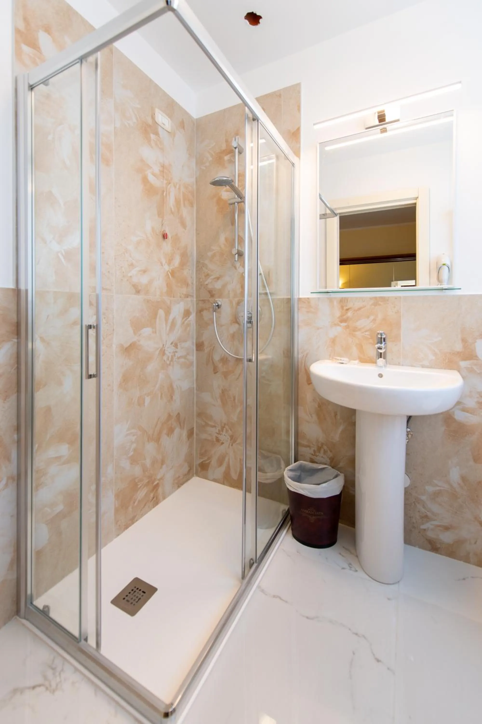 Shower in Hotel Ambasciata Venice - Atika & Atif