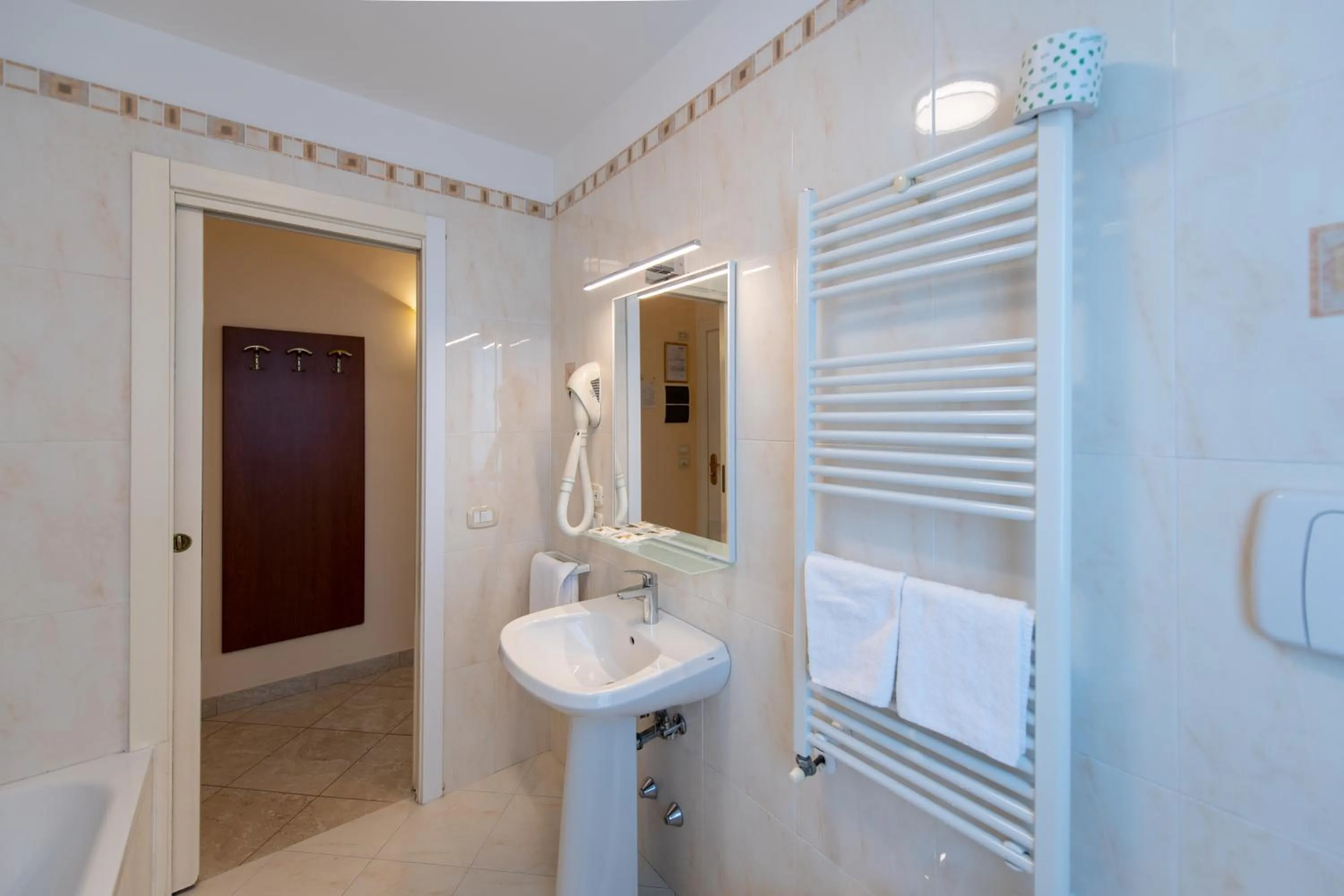 Shower in Hotel Ambasciata Venice - Atika & Atif