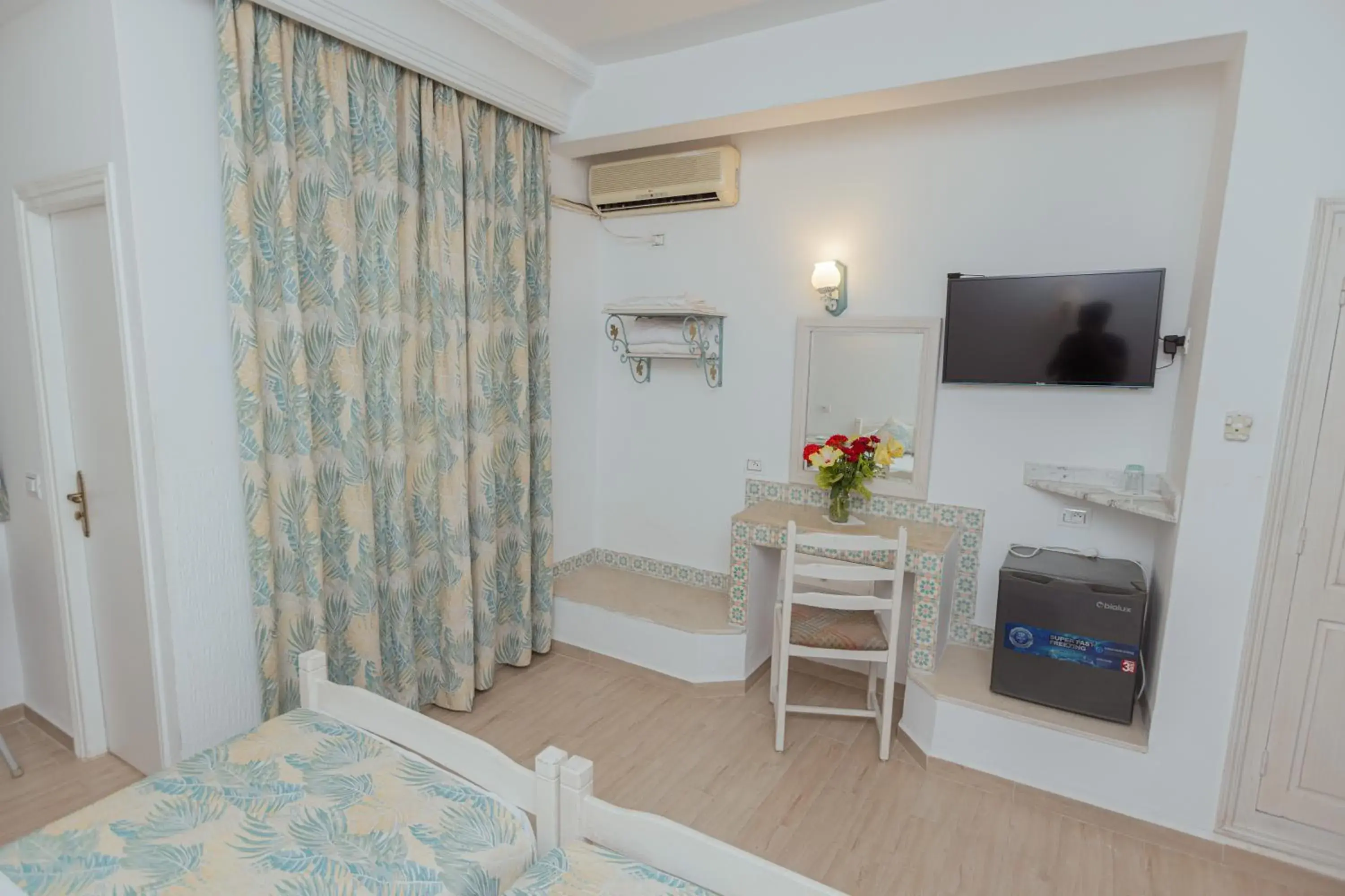 Large Double Room in Hôtel Résidence Monia COMPLETELY RENOVATED Large Double Room in Hôtel Résidence Monia COMPLETELY RENOVATED