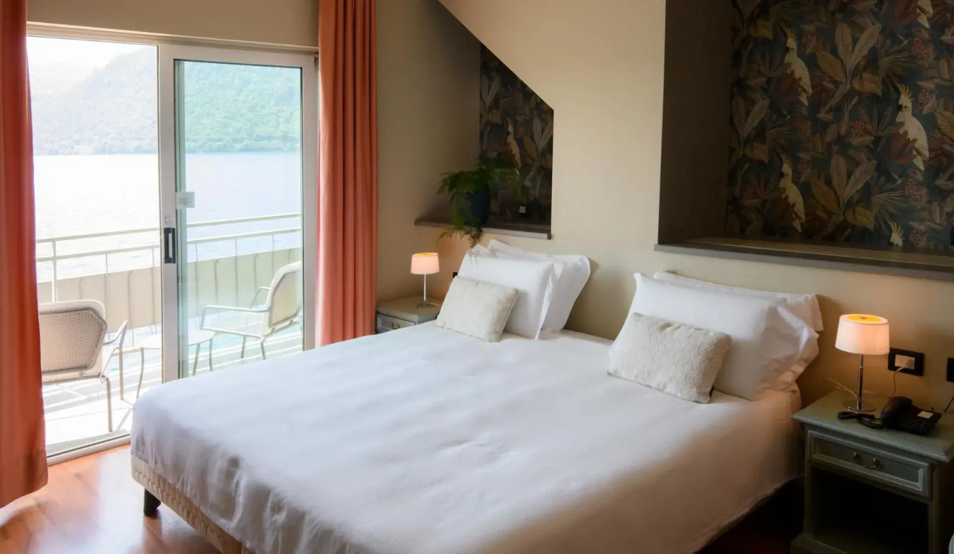 Deluxe Double Room with Lake View - single occupancy in Giardinetto Deluxe Double Room with Lake View - single occupancy in Giardinetto