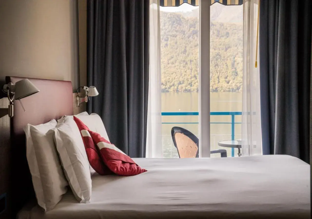 Double Room with Lake View - single occupancy in Giardinetto Double Room with Lake View - single occupancy in Giardinetto