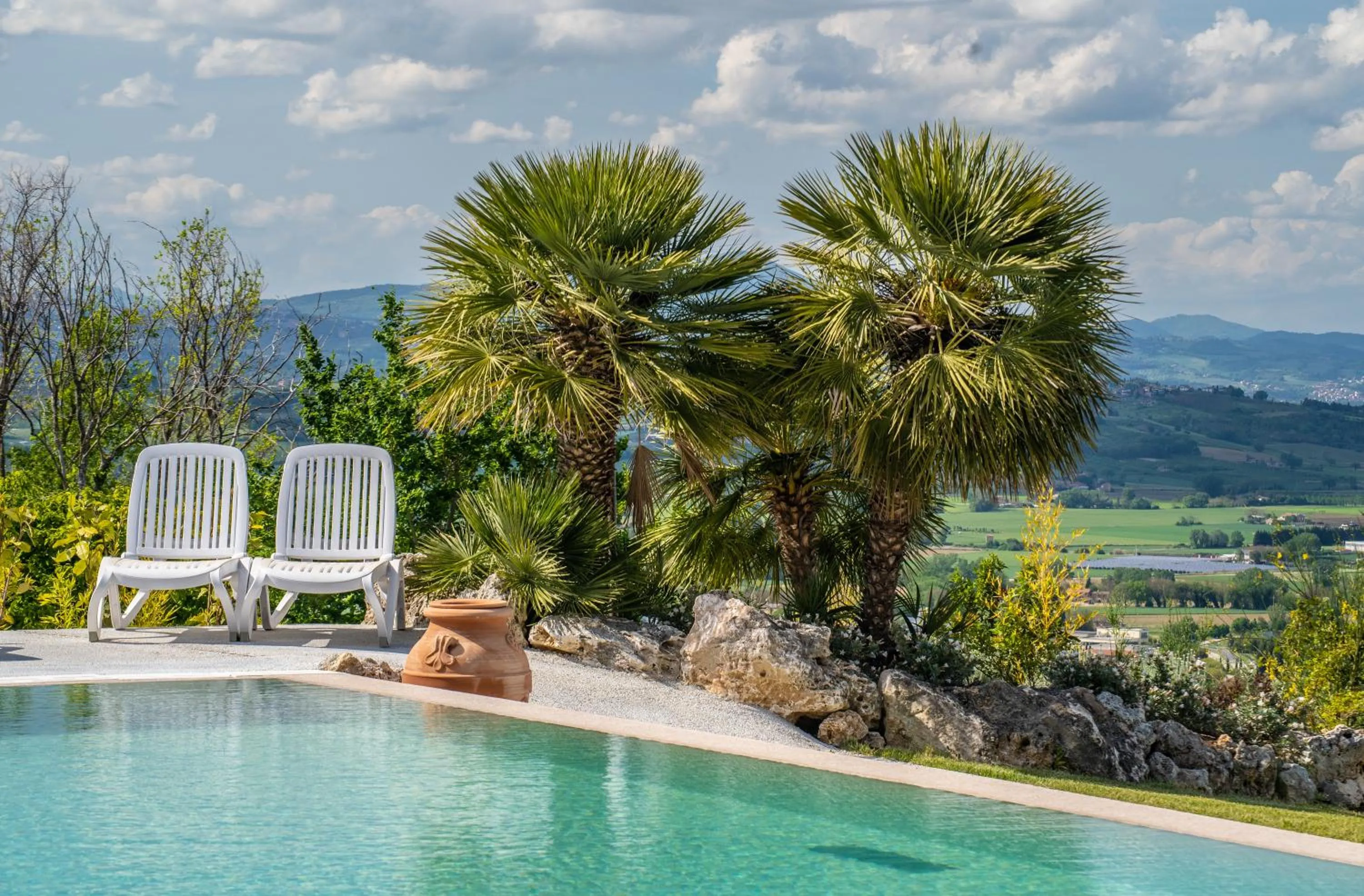 Pool view in Il Poggio degli Olivi